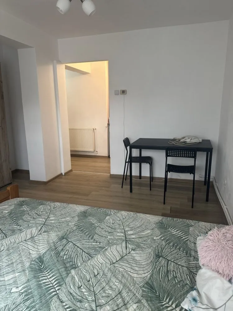 BRASADAS vinde garsoniera RENOVATA la PARTER in Micro 14. - Agentia Imobiliara BRASADAS vinde garsoniera RENOVATA situata in Micro 14 la parter inalt in bloc din caramida , compus din 1 camera decomandata , bucatarie , baie , hol si loc de depozitat. enovat si dispune de geamuri termopane , incalzire cu microcentrala pe gaz , parchet laminat , usa metalica , gresie-faianta si se preda complet mobilat si utilat. Www.brasadas.com. }}