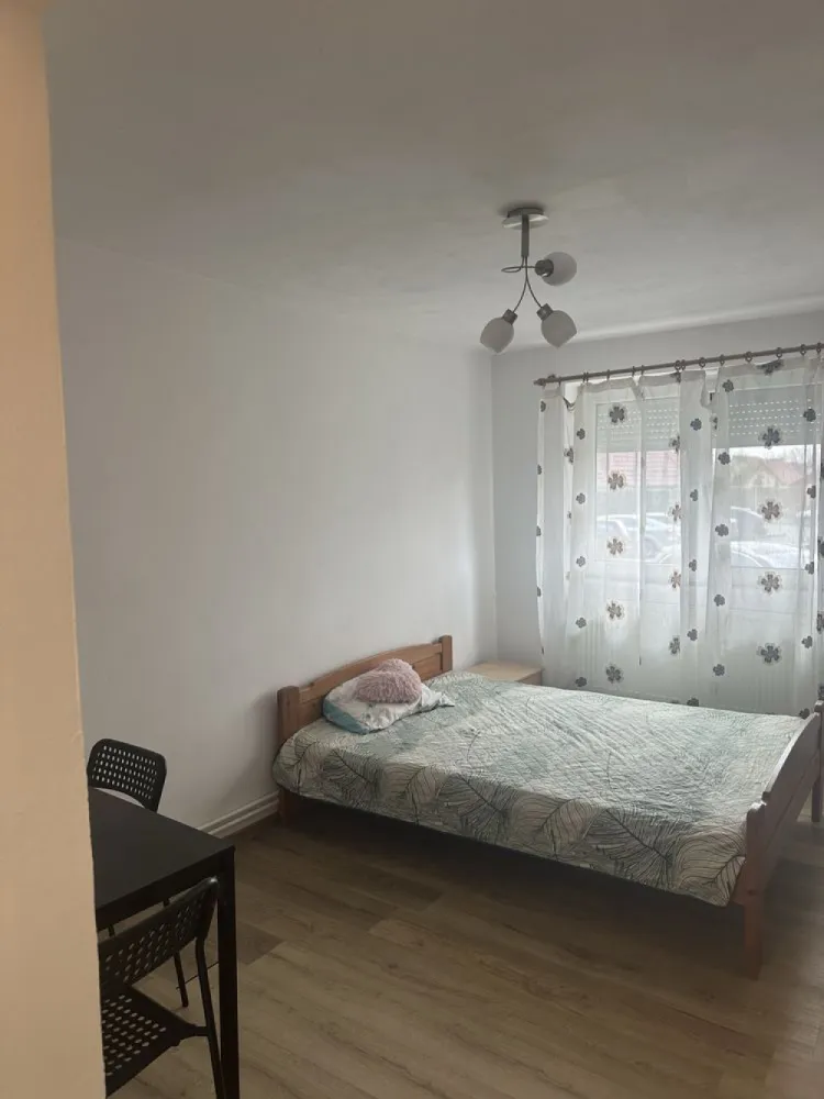 BRASADAS vinde garsoniera RENOVATA la PARTER in Micro 14. - Agentia Imobiliara BRASADAS vinde garsoniera RENOVATA situata in Micro 14 la parter inalt in bloc din caramida , compus din 1 camera decomandata , bucatarie , baie , hol si loc de depozitat. enovat si dispune de geamuri termopane , incalzire cu microcentrala pe gaz , parchet laminat , usa metalica , gresie-faianta si se preda complet mobilat si utilat. Www.brasadas.com. }}