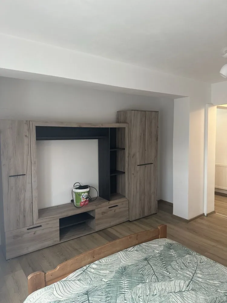 BRASADAS vinde garsoniera RENOVATA la PARTER in Micro 14. - Agentia Imobiliara BRASADAS vinde garsoniera RENOVATA situata in Micro 14 la parter inalt in bloc din caramida , compus din 1 camera decomandata , bucatarie , baie , hol si loc de depozitat. enovat si dispune de geamuri termopane , incalzire cu microcentrala pe gaz , parchet laminat , usa metalica , gresie-faianta si se preda complet mobilat si utilat. Www.brasadas.com. }}