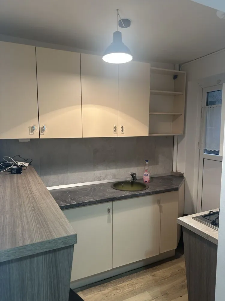 BRASADAS vinde garsoniera RENOVATA la PARTER in Micro 14. - Agentia Imobiliara BRASADAS vinde garsoniera RENOVATA situata in Micro 14 la parter inalt in bloc din caramida , compus din 1 camera decomandata , bucatarie , baie , hol si loc de depozitat. enovat si dispune de geamuri termopane , incalzire cu microcentrala pe gaz , parchet laminat , usa metalica , gresie-faianta si se preda complet mobilat si utilat. Www.brasadas.com. }}