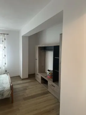 BRASADAS vinde garsoniera RENOVATA la PARTER in Micro 14.