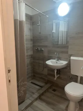 BRASADAS vinde garsoniera RENOVATA la PARTER in Micro 14.