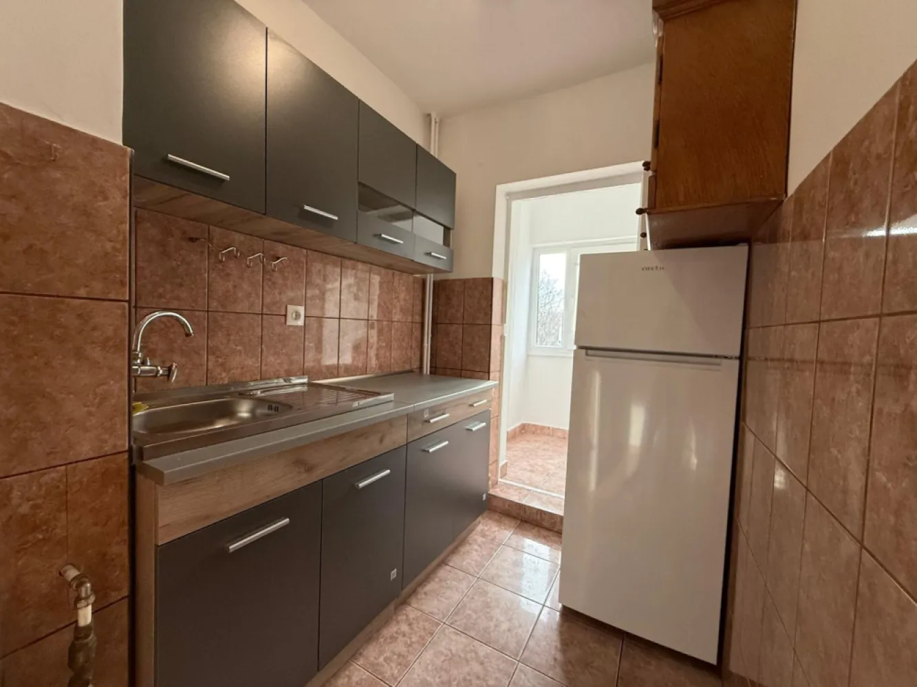 Chirie, apartament, 1 camera, 30 mp, Traian Lalescu Oradea. 250 E/lună - De inchiriat: apartament, 1 camera, 30 mp, Traian Lalescu Oradea. 250 E/luna. Apartament cu 1 camera, baie cu vana, bucatarie. Este mobilat si utilat, curat, renovat recent, prima inchiriere. Situat la et. 2. Masina de spalat haine si frigider noi, saltea noua cu spuma cu memorie. Disponibil pentru inchiriere pe termen lung, se solicita garantie. Contact: Catalin Sime +40 729 660 492 }}