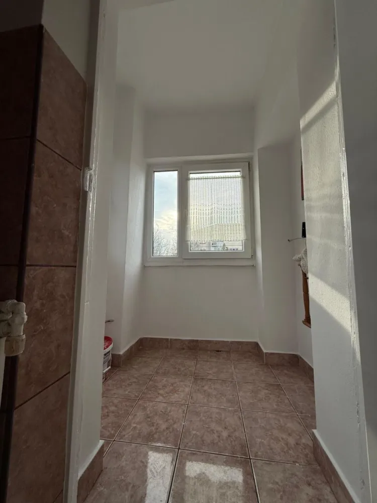Chirie, apartament, 1 camera, 30 mp, Traian Lalescu Oradea. 250 E/lună - De inchiriat: apartament, 1 camera, 30 mp, Traian Lalescu Oradea. 250 E/luna. Apartament cu 1 camera, baie cu vana, bucatarie. Este mobilat si utilat, curat, renovat recent, prima inchiriere. Situat la et. 2. Masina de spalat haine si frigider noi, saltea noua cu spuma cu memorie. Disponibil pentru inchiriere pe termen lung, se solicita garantie. Contact: Catalin Sime +40 729 660 492 }}