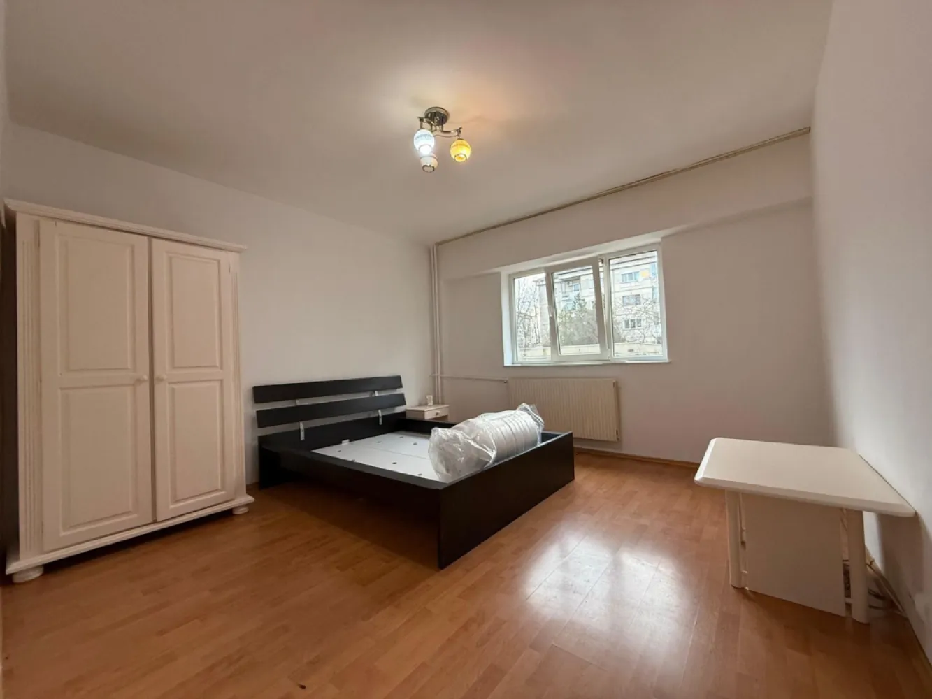 Chirie, apartament, 1 camera, 30 mp, Traian Lalescu Oradea. 250 E/lună - De inchiriat: apartament, 1 camera, 30 mp, Traian Lalescu Oradea. 250 E/luna. Apartament cu 1 camera, baie cu vana, bucatarie. Este mobilat si utilat, curat, renovat recent, prima inchiriere. Situat la et. 1. Masina de spalat haine si frigider noi, saltea noua cu spuma cu memorie. Disponibil pentru inchiriere pe termen lung, se solicita garantie. Contact: Catalin Sime +40 729 660 492 }}