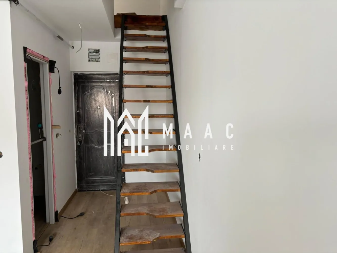 Apartament rezidențial I 2 camere I 44mpu I Stefan Cel Mare - MAAC Imobiliare vă prezintă spre achiziție un apartament modern cu 2 camere, perfect pentru un cămin confortabil, situat în zona Broscărie din Sibiu. 🏠 Caracteristici generale: - Tip apartament: Decomandat, cu o suprafață utilă de 44 mp. - Compartimentare: 1 dormitor, 1 living open-space cu bucătărie, 1 baie, 1 hol. - Etaj: Mansardă - Construcție: Clădire tip bloc din cărămidă, construită în 1980. Apartamentul a fost finalizat în 2013 și complet renovat în 2024. 🔥 Dotări și finisaje: - Încălzire proprie cu centrală termică și calorifere. - Predare la stadiul de cheie: uși celulare, parchet, gresie, faianță. -Sau la stadiul de alb, in fuctie de preferinte. 📍 Locație excelentă: - Zonă accesibilă, cu legături rapide către oraș, puncte de interes și transport în comun. Acest apartament oferă confortul unei locuințe moderne, într-o zonă bine conectată din Sibiu. Este gata să devină noul dumneavoastră cămin! Pentru mai multe detalii sau pentru programarea unei vizionări, contactați-ne chiar astăzi, specificând ID CP2824087 }}