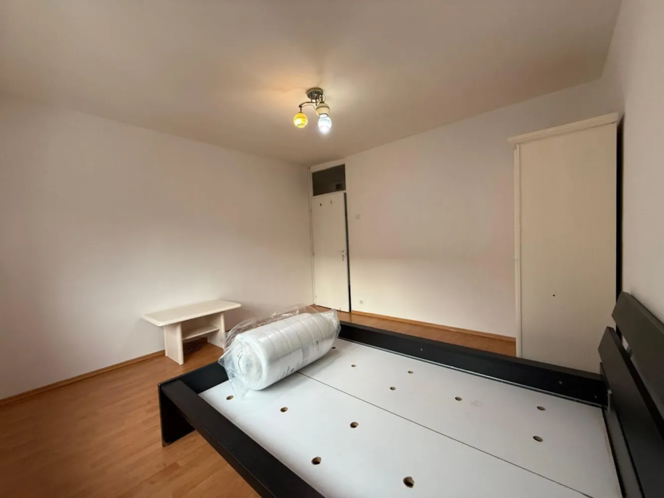 Chirie, apartament, 1 camera, 30 mp, Traian Lalescu Oradea. 250 E/lună - De inchiriat: apartament, 1 camera, 30 mp, Traian Lalescu Oradea. 250 E/luna. Apartament cu 1 camera, baie cu vana, bucatarie. Este mobilat si utilat, curat, renovat recent, prima inchiriere. Situat la et. 1. Masina de spalat haine si frigider noi, saltea noua cu spuma cu memorie. Disponibil pentru inchiriere pe termen lung, se solicita garantie. Contact: Catalin Sime +40 729 660 492 }}
