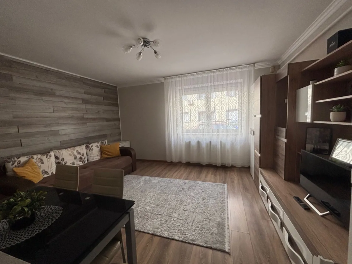 BRASADAS vinde garsoniera la PARTER - Agenția imobiliara BRASADAS vinde garsonieră complet mobilata, situată la PARTER pe Bld Cloșca. Se accepta schimb cu aparatament cu 2 camere + diferență. Www.brasadas.com. }}