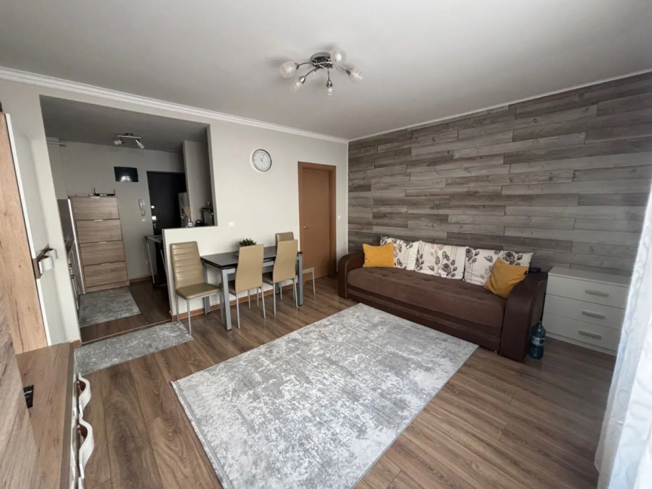 BRASADAS vinde garsoniera la PARTER - Agenția imobiliara BRASADAS vinde garsonieră complet mobilata, situată la PARTER pe Bld Cloșca. Se accepta schimb cu aparatament cu 2 camere + diferență. Www.brasadas.com. }}