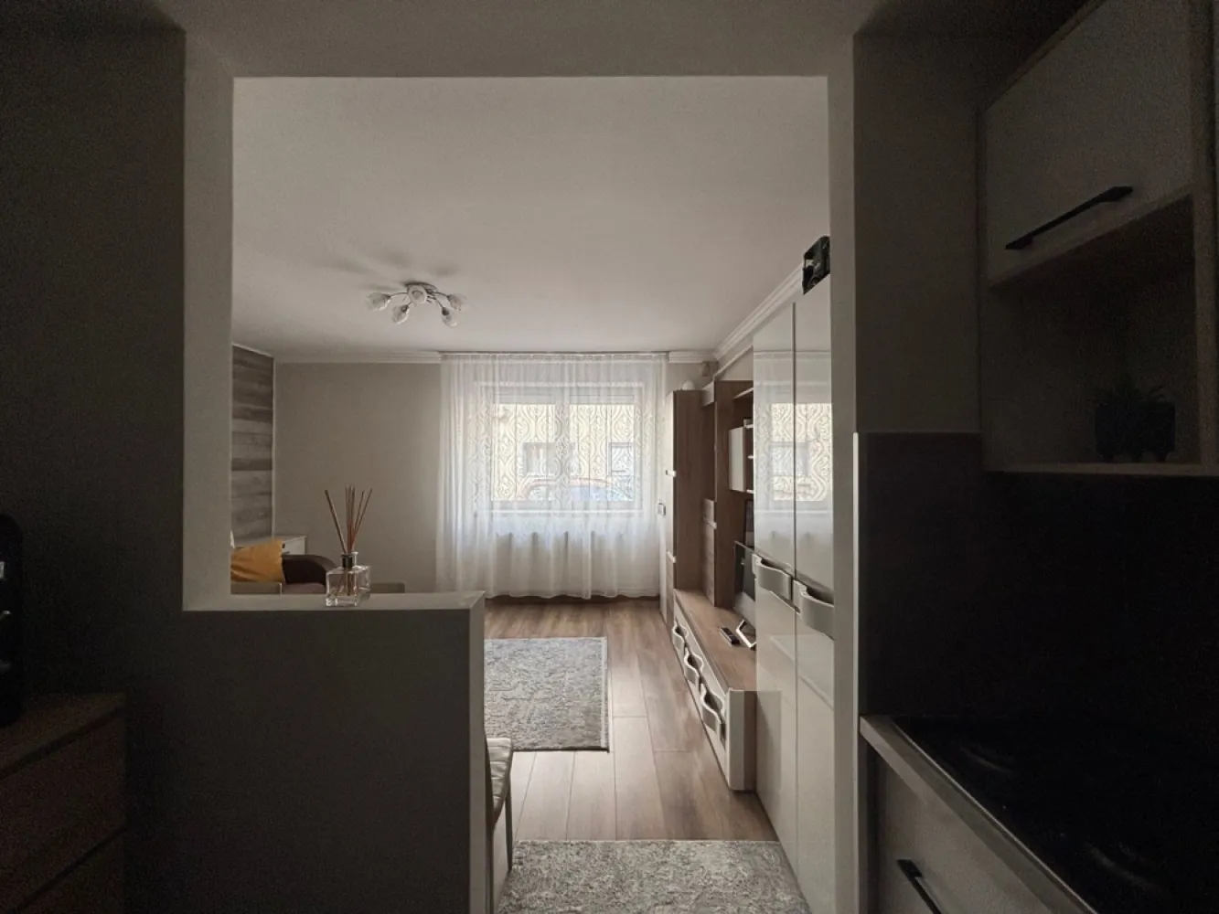 BRASADAS vinde garsoniera la PARTER - Agenția imobiliara BRASADAS vinde garsonieră complet mobilata, situată la PARTER pe Bld Cloșca. Se accepta schimb cu aparatament cu 2 camere + diferență. Www.brasadas.com. }}