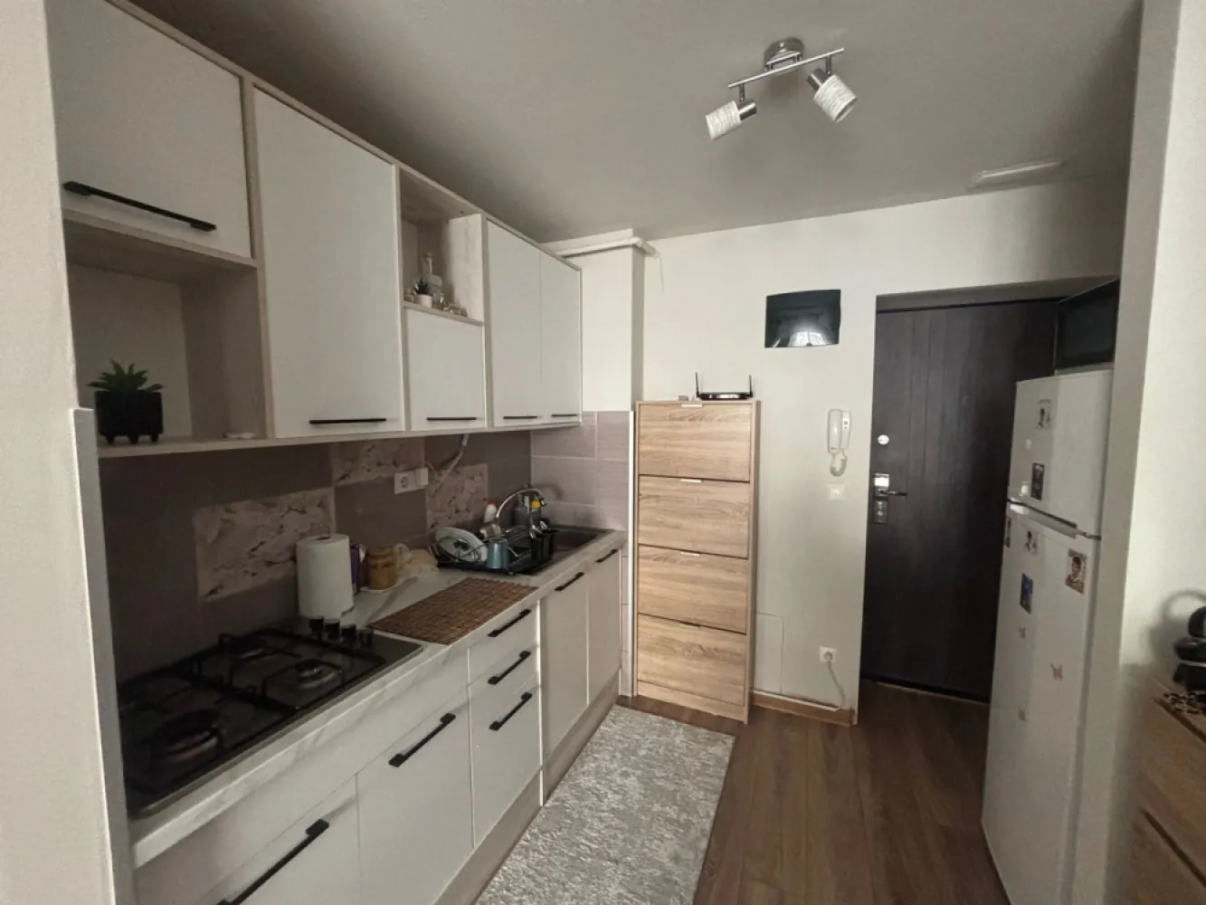 BRASADAS vinde garsoniera la PARTER - Agenția imobiliara BRASADAS vinde garsonieră complet mobilata, situată la PARTER pe Bld Cloșca. Se accepta schimb cu aparatament cu 2 camere + diferență. Www.brasadas.com. }}