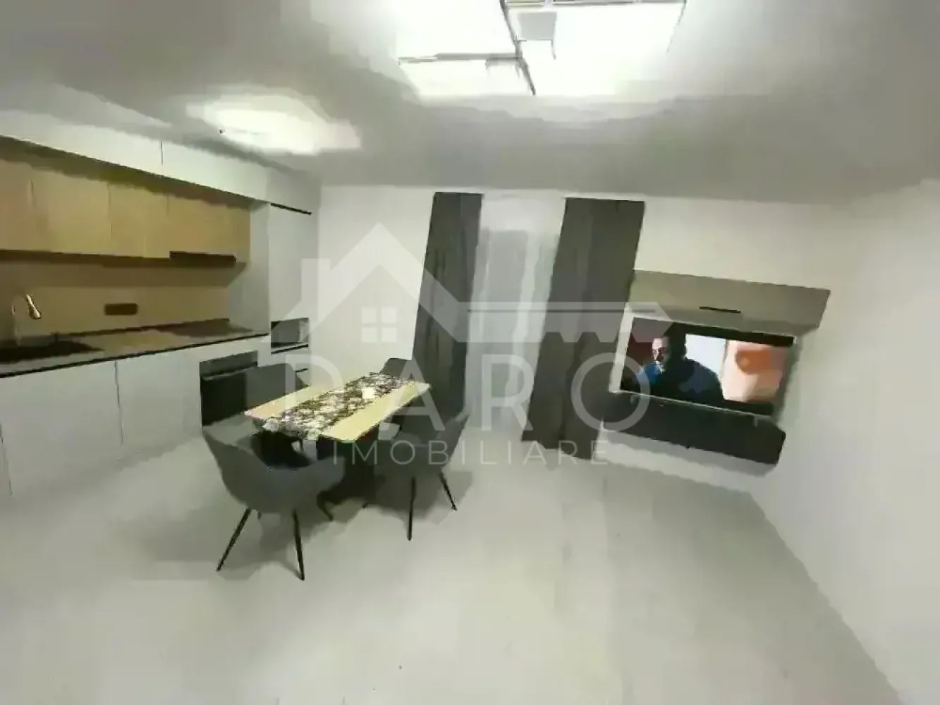 Apartament de inchiriat Ama rezidence - Apartament nou Cartier Unirii, Ama Residence Ofer spre închiriere apartament nou, finalizat în august 2025, situat în cartierul Unirii, în cadrul complexului rezidențial modern Ama Residence. Locuința este amplasată la etajul 2 al unui imobil nou, dotat cu lift, și beneficiază de loc de parcare subteran poziționat foarte aproape de intrarea în scară, precum și de boxă pentru depozitare situată la același nivel cu apartamentul. Detalii apartament: Suprafață utilă: 55 mp Compartimentare eficientă: living open-space cu bucătărie, dormitor, baie, terasă spațioasă Complet mobilat și utilat totul nou, la prima utilizare Dotări moderne: Mașină de spălat rufe Uscător de rufe Mașină de spălat vase Frigider încorporat Mobilier și electrocasnice moderne, în stare impecabilă Apartamentul se află într-o zonă liniștită, ferită de traficul intens, ideală pentru confort și relaxare. Preț: 450euro lună + utilități Garanție: 500 euro Ideal pentru persoane care își doresc un spațiu modern, curat și primitor. }}