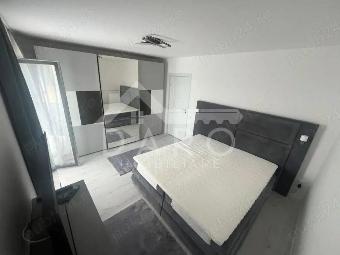 Apartament de inchiriat Ama rezidence - Apartament nou Cartier Unirii, Ama Residence Ofer spre închiriere apartament nou, finalizat în august 2025, situat în cartierul Unirii, în cadrul complexului rezidențial modern Ama Residence. Locuința este amplasată la etajul 2 al unui imobil nou, dotat cu lift, și beneficiază de loc de parcare subteran poziționat foarte aproape de intrarea în scară, precum și de boxă pentru depozitare situată la același nivel cu apartamentul. Detalii apartament: Suprafață utilă: 55 mp Compartimentare eficientă: living open-space cu bucătărie, dormitor, baie, terasă spațioasă Complet mobilat și utilat totul nou, la prima utilizare Dotări moderne: Mașină de spălat rufe Uscător de rufe Mașină de spălat vase Frigider încorporat Mobilier și electrocasnice moderne, în stare impecabilă Apartamentul se află într-o zonă liniștită, ferită de traficul intens, ideală pentru confort și relaxare. Preț: 450euro lună + utilități Garanție: 500 euro Ideal pentru persoane care își doresc un spațiu modern, curat și primitor. }}