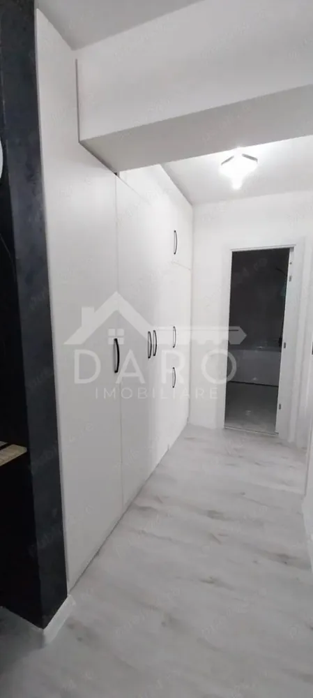 Apartament de inchiriat Ama rezidence - Apartament nou Cartier Unirii, Ama Residence Ofer spre închiriere apartament nou, finalizat în august 2025, situat în cartierul Unirii, în cadrul complexului rezidențial modern Ama Residence. Locuința este amplasată la etajul 2 al unui imobil nou, dotat cu lift, și beneficiază de loc de parcare subteran poziționat foarte aproape de intrarea în scară, precum și de boxă pentru depozitare situată la același nivel cu apartamentul. Detalii apartament: Suprafață utilă: 55 mp Compartimentare eficientă: living open-space cu bucătărie, dormitor, baie, terasă spațioasă Complet mobilat și utilat totul nou, la prima utilizare Dotări moderne: Mașină de spălat rufe Uscător de rufe Mașină de spălat vase Frigider încorporat Mobilier și electrocasnice moderne, în stare impecabilă Apartamentul se află într-o zonă liniștită, ferită de traficul intens, ideală pentru confort și relaxare. Preț: 450euro lună + utilități Garanție: 500 euro Ideal pentru persoane care își doresc un spațiu modern, curat și primitor. }}