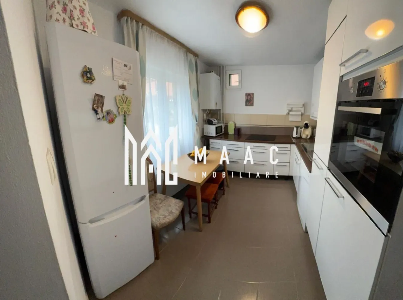 Apartament la casa | 7 camere | 202 mpu | Terezian - MAAC Imobiliare vă propune spre vânzare un apartament spațios, situat într-o casă cu structură solidă și multiple posibilități de utilizare. Această proprietate este alegerea perfectă atât pentru o locuință confortabilă, cât și pentru desfășurarea unor activități comerciale sau de birou. Detalii proprietate: Suprafață utilă totală: 202 mp Structură: Parter + Mansardă + Pivniță Compartimentare practică și funcțională: Parter: Spațiu comercial de 25 mp cu acces direct din stradă – ideal pentru cabinet medical, birou de avocatură, notariat sau altă activitate profesională Hol generos, baie, bucătărie, living și 2 dormitoare Mansardă: 3 dormitoare 2 băi Bucătărie, living, hol și balcon Pivniță: Spațiu ideal pentru depozitare, vinotecă sau atelier Exterior: Curte comuna cu loc de parcare pentru 1-2 mașini Garaj inclus – un plus major de confort și siguranță Alte avantaje: Semidecomandat – oferă o separare eficientă a zonelor de zi și noapte Se vinde parțial mobilat, cu posibilitatea de personalizare după propriul gust Localizare excelentă într-o zonă cu vizibilitate ridicată – perfectă pentru afaceri sau birouri Versatilitate maximă: ideal atât pentru locuință personală, cât și pentru închiriere sau sediu profesional Profită acum de această oportunitate rară – o proprietate cu personalitate, perfectă pentru cei care caută mai mult decât un simplu apartament! Contactează-ne astăzi pentru o vizionare! MAAC Imobiliare – Partenerul tău de încredere în imobiliare ID: CP2537652. }}