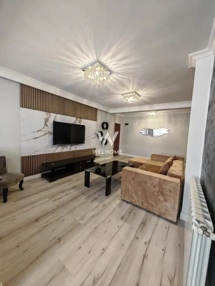 Apartament 2 camere Piata Cibin - Parcare Subterană - Apartament modern situat ultra central, pe Strada Lungă, lângă Piața Cibin, la doar 5 minute de mers pe jos de Piața Mare. Apartamentul este situat într-o vilă construită în 2013, cu 3 etaje, într-o curte interioară privată, închisă cu poartă automată cu telecomandă. Detalii apartament: • Suprafață utilă: 51 mp • Complet renovat – totul nou • Balcon închis și izolat termic • Loc de parcare subteran inclus • Curte interioară liniștită Dotări și electrocasnice: • Mașină de spălat haine • Mașină de spălat vase • Plită electrică • Cuptor • Cuptor cu microunde • Frigider • Centrală termică proprie • TV Smart nou – 140 cm • Colțar nou • Pat nou Apartamentul este ideal pentru locuit sau investiție, datorită poziției excelente în centrul orașului. Preț vânzare: 135.000 EURO 0756 094 405 - Pentru mai multe detalii sau programarea unei vizionări, mă puteți contacta în privat. }}