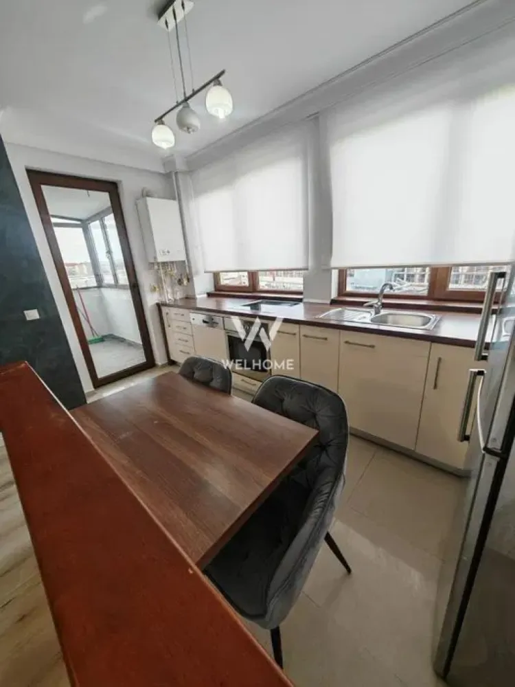 Apartament 2 camere Piata Cibin - Parcare Subterană - Apartament modern situat ultra central, pe Strada Lungă, lângă Piața Cibin, la doar 5 minute de mers pe jos de Piața Mare. Apartamentul este situat într-o vilă construită în 2013, cu 3 etaje, într-o curte interioară privată, închisă cu poartă automată cu telecomandă. Detalii apartament: • Suprafață utilă: 51 mp • Complet renovat – totul nou • Balcon închis și izolat termic • Loc de parcare subteran inclus • Curte interioară liniștită Dotări și electrocasnice: • Mașină de spălat haine • Mașină de spălat vase • Plită electrică • Cuptor • Cuptor cu microunde • Frigider • Centrală termică proprie • TV Smart nou – 140 cm • Colțar nou • Pat nou Apartamentul este ideal pentru locuit sau investiție, datorită poziției excelente în centrul orașului. Preț vânzare: 135.000 EURO 0756 094 405 - Pentru mai multe detalii sau programarea unei vizionări, mă puteți contacta în privat. }}