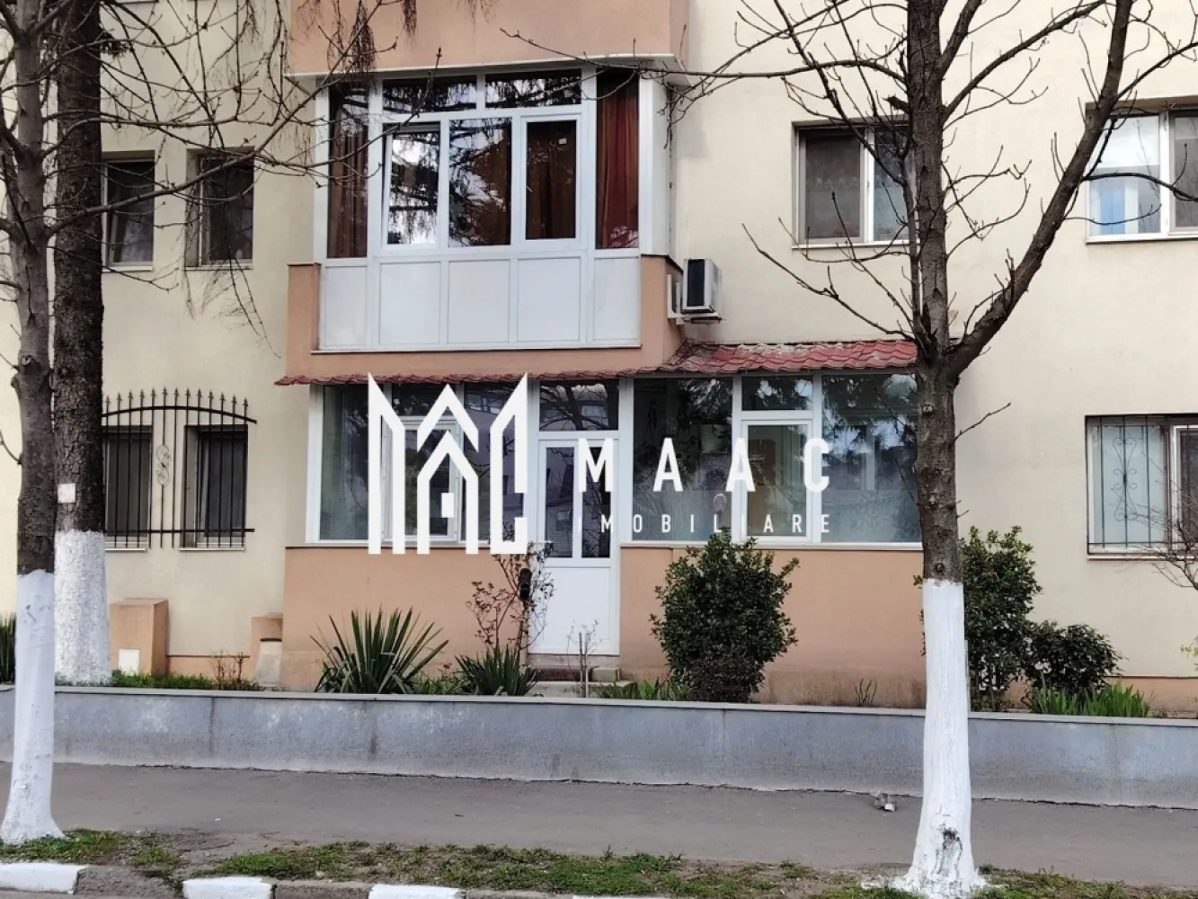 Apartament 2 camere | parter | zona centrala | - MAAC IMOBILIARE vă propune spre vânzare un apartament cu 2 camere, situat în zona Gării – Centru, ideal atât pentru locuință, cât și pentru activitate de birou. Imobilul este amplasat la parterul unui bloc anvelopat termic în anul 2020 și are o compartimentare semidecomandată, cu o suprafață utilă de 44,79 mp și o suprafață totală de 52,33 mp. Apartamentul a fost utilizat ca sediu de firmă și punct de lucru, fiind amenajat complet în anul 2013, cu îmbunătățiri semnificative: șapă refăcută, tâmplărie PVC cu geam termopan și pereți finisați cu glet. Instalația electrică a fost refăcută integral, oferind siguranță și funcționalitate sporită. Un avantaj important îl reprezintă modernizarea sistemului de încălzire: deși blocul este racordat la sistemul centralizat, în anul 2025 instalația interioară a fost refăcută pe orizontală, fiind dotată cu gigacalorimetru montat la ușă, pentru un control eficient al consumului. Datorită poziționării excelente, în apropierea zonei centrale și a Gării, proprietatea beneficiază de acces facil la mijloace de transport, instituții și puncte de interes. Această proprietate reprezintă o oportunitate excelentă atât pentru investiție, cât și pentru desfășurarea unei activități comerciale sau de birou. Pentru mai multe detalii sau programarea unei vizionări, vă invităm să contactați echipa MAAC IMOBILIARE. CP2987411 }}