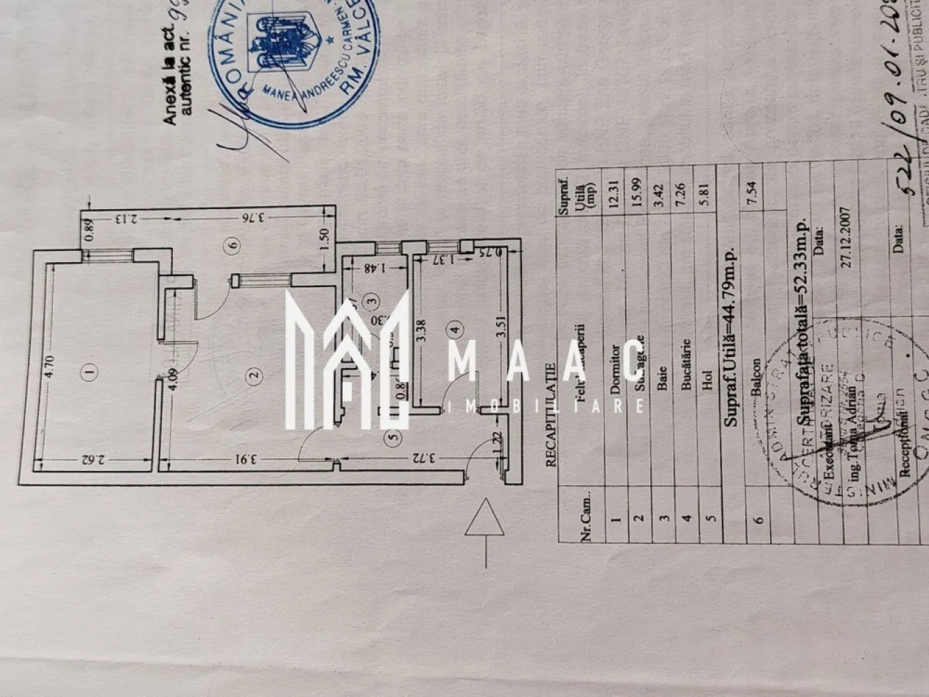 Apartament 2 camere | parter | zona centrala | - MAAC IMOBILIARE vă propune spre vânzare un apartament cu 2 camere, situat în zona Gării – Centru, ideal atât pentru locuință, cât și pentru activitate de birou. Imobilul este amplasat la parterul unui bloc anvelopat termic în anul 2020 și are o compartimentare semidecomandată, cu o suprafață utilă de 44,79 mp și o suprafață totală de 52,33 mp. Apartamentul a fost utilizat ca sediu de firmă și punct de lucru, fiind amenajat complet în anul 2013, cu îmbunătățiri semnificative: șapă refăcută, tâmplărie PVC cu geam termopan și pereți finisați cu glet. Instalația electrică a fost refăcută integral, oferind siguranță și funcționalitate sporită. Un avantaj important îl reprezintă modernizarea sistemului de încălzire: deși blocul este racordat la sistemul centralizat, în anul 2025 instalația interioară a fost refăcută pe orizontală, fiind dotată cu gigacalorimetru montat la ușă, pentru un control eficient al consumului. Datorită poziționării excelente, în apropierea zonei centrale și a Gării, proprietatea beneficiază de acces facil la mijloace de transport, instituții și puncte de interes. Această proprietate reprezintă o oportunitate excelentă atât pentru investiție, cât și pentru desfășurarea unei activități comerciale sau de birou. Pentru mai multe detalii sau programarea unei vizionări, vă invităm să contactați echipa MAAC IMOBILIARE. CP2987411 }}