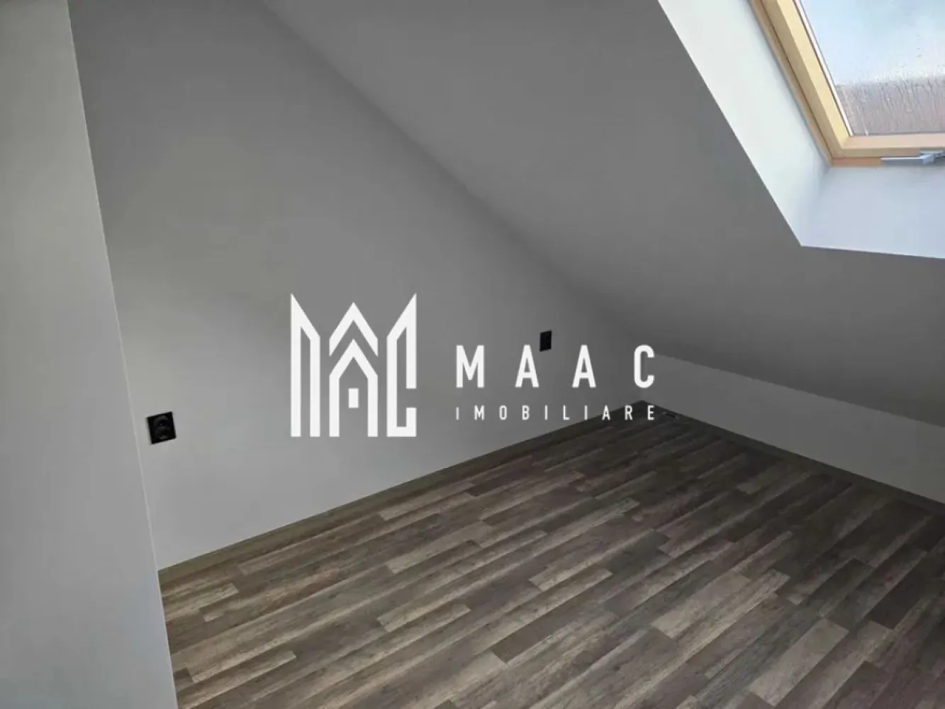 Apartament 2 Camere I Finisat I Broscarie | 44 MPU - MAAC Imobiliare vă prezintă un apartament cu 2 camere tip mansarda, situat în zona Broscarie. Compartimentare : Parter 21mp : living cu bucatarie open space, baie de 4mp Etaj 22.50mp : dormitor Proaspat renovat. Predarea se face la stadiul de "Alb" sau "La Cheie", fiind un avantaj pentru a va amenaja locuinta intr-un stil propriu. Disponibil imediat, se vinde doar cash. Ideal pentru familii tinere sau un cuplu la inceput de drum, zona linistita in imediata apropiere a centrelor comerciale. Pentru mai multe detalii sau pentru a programa o vizionare precizati ca ati vazut anuntul cu ID:CP2824079 }}