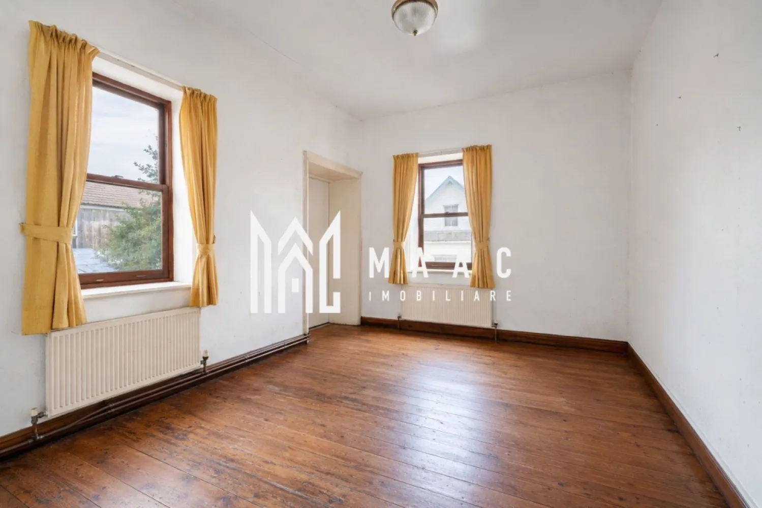 Casă 6 camere | Ultracentral Sibiu | 280 mp, curte proprie - Casă de vânzare în Sibiu, în zona Ultracentral, cu 6 camere, 280 mp utili și curte proprie, potrivită pentru cei care caută o proprietate spațioasă la câțiva pași de Piața Mică.

Detalii proprietate:
• Casă individuală finalizată
• Suprafață utilă: 280 mp
• Suprafață construită: 392 mp
• Suprafață teren: 280 mp
• Compartimentare cu 6 camere și 2 bucătării
• Regim de înălțime: parter, imobil cu 1 nivel
• An construcție: 1974
• Structură din cărămidă și acoperiș din țiglă
• Stare interioară: necesită renovare
• Curte proprie

Proprietatea este situată în zona Ultracentral din Sibiu, la 1 minut de mers pe jos de Piața Mică, în apropierea obiectivelor istorice, restaurantelor, cafenelelor și a zonelor de interes din centrul orașului.

Cod anunț CP3211842. Contactați-ne pentru detalii suplimentare și pentru programarea unei vizionări.

Conținut optimizat cu AI, aprobat de agent uman.