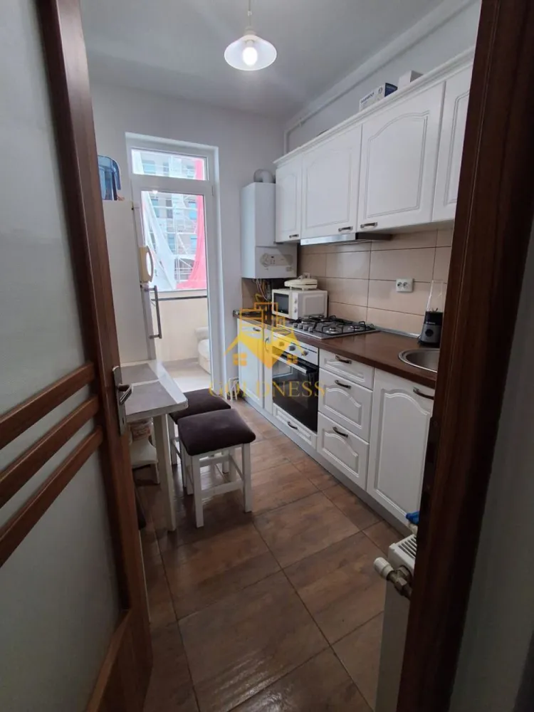 3 camere, Cartierul Gheorgheni, Iulius Mall, Bloc nou - GOLDNESS Imobiliare vă propune spre închiriere un apartament cu 3 camere complet mobilat și utilat, la etajul 1 într-un imobil de 6 etaje, în Cartierul Gheorgheni Dispune de loc de parcare! Se află în apropierea stațiilor de transport în comun, magazine, restaurante, spații verzi, farmacii, etc. Apartamentul este compartimentat astfel: - 2 dormitoare separate cu pat(uri) de o persoana, dulap, etc. - living spatios cu pat matrimonial, fotolii, comode, masuta - bucatarie cu mobile noua, cuptor cu microunde, combina frigorigica, masa cu scaune, etc. - 2 bai – una cu cabina de dus cu hidomasaj, masina de spalat haine, etc. cealata cu baie de serviciu - hol – cu pantofar, cuier, dulap mare - balcon 6mp. Apartamentul complet mobilat si utilat (termopane, centrala proprie, izolatie termina, internet prin fibra optica, etc.) Dacă sunteți interesați de acest apartament și doriți să îl vizionați, dar și pentru alte oferte nu ezitați să ne contactați telefonic sau prin e-mail. Vă stăm la dispoziție! Pentru intermediere se percepe un comision de 50% din prețul chiriei! }}