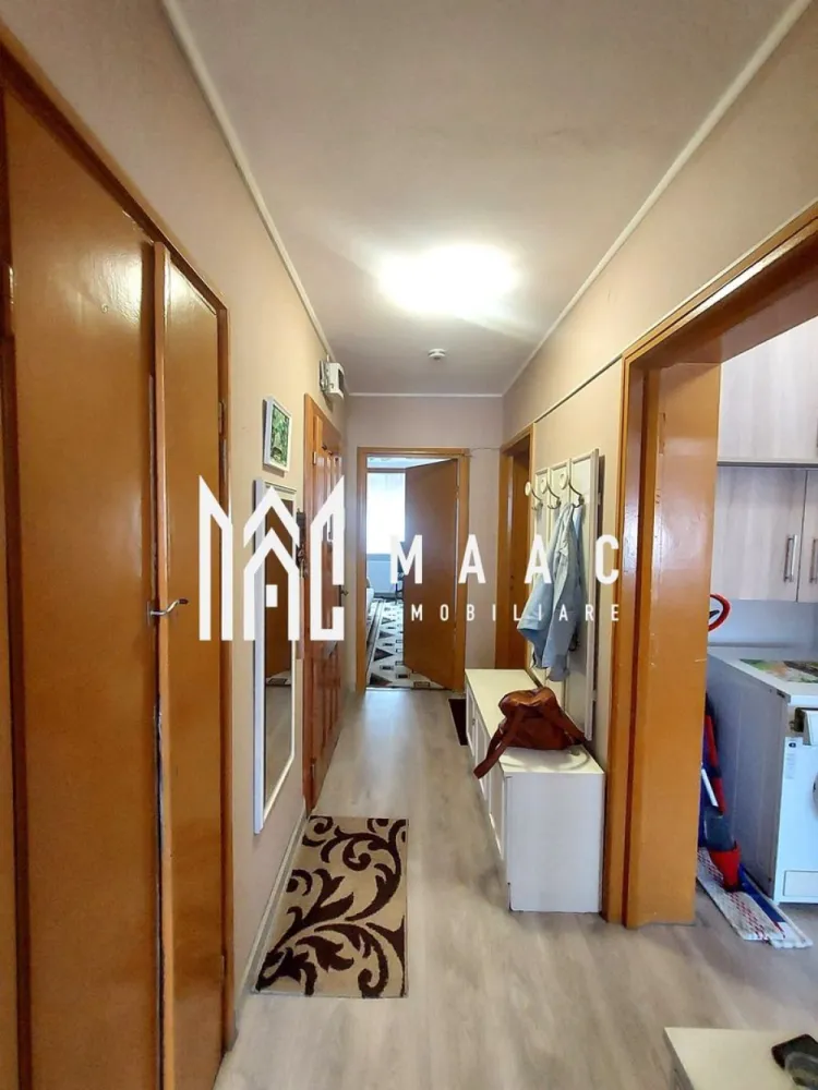 Apartament 3 camere Sibiu decomandat | Central | etaj 1, balcon - Apartament cu 3 camere decomandat, situat la etajul 1 al unui bloc din zona Central din Sibiu, cu 65 mp utili, balcon și disponibilitate imediată pentru închiriere.

Detalii proprietate:
• Suprafață utilă: 65 mp
• Compartimentare: decomandat
• Compartimentare interioară: hol de acces, bucătărie, living cu ieșire în balcon, 2 dormitoare și baie cu duș
• Etaj 1 din 4
• Bloc finalizat, construit în anul 1970
• 1 balcon
• Disponibil imediat
• Termen minim de închiriere: 12 luni
• Se percepe garanție în cuantumul unei chirii lunare
• Pentru o perioadă mai lungă de închiriere, chiriașii pot schimba mobilierul

Localizare:
Proprietatea este situată în Sibiu, în zona Central, într-un bloc cu 4 niveluri.

Contactați echipa MAAC Imobiliare pentru detalii suplimentare și programarea unei vizionări. Cod anunț CP3208718.

Conținut optimizat cu AI, aprobat de agent uman.