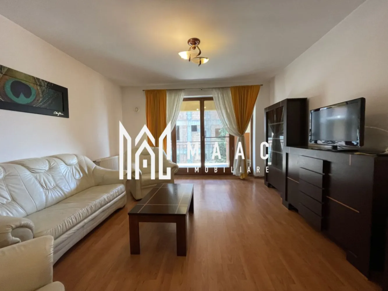 Apartament 3 camere Sibiu | Șelimbăr | decomandat, 85 mp, 2 băi - Apartament cu 3 camere decomandat în Șelimbăr, județul Sibiu, cu 85 mp utili, 2 băi, balcon și mobilier inclus, situat la etajul 1 al unui imobil finalizat.

Detalii proprietate:
• Suprafață utilă: 85 mp
• Suprafață totală: 99 mp
• Suprafață construită: 102 mp
• Compartimentare: decomandat
• Configurație: 2 dormitoare, living cu bucătărie open-space, 2 băi, hol și debara
• Etaj 1 din 4
• Balcon: 1 balcon
• Stare interioară: bună
• Imobil finalizat, construit în 2015
• Apartamentul se vinde complet mobilat și utilat

Proprietatea este situată în Șelimbăr, județul Sibiu.

Pentru detalii suplimentare și programarea unei vizionări, contactați echipa MAAC Imobiliare și menționați Cod anunț CP3210601.

Conținut optimizat cu AI, aprobat de agent uman.