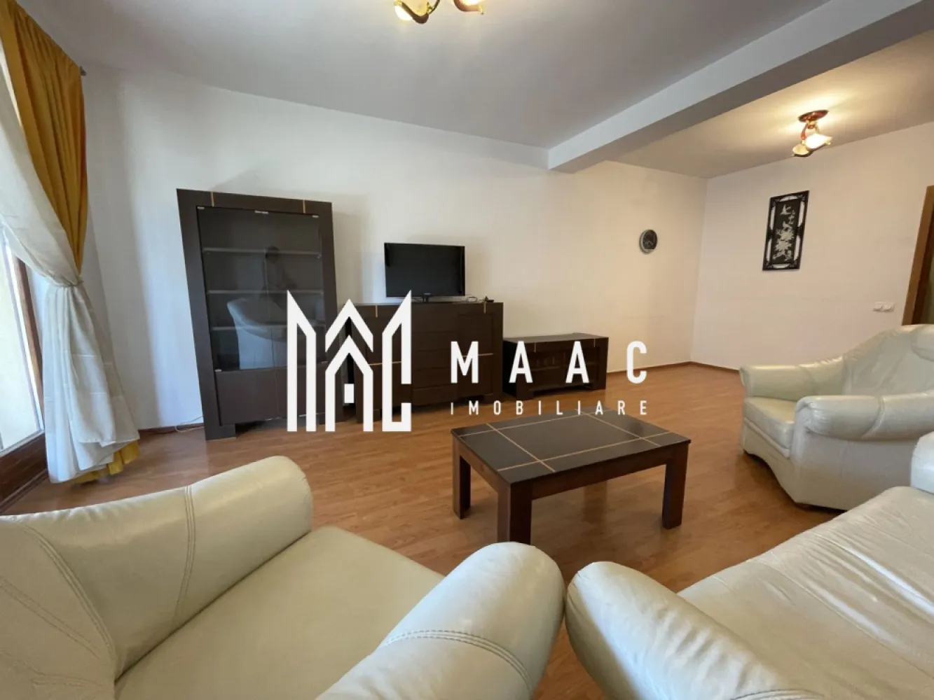 Apartament 3 camere Sibiu | Șelimbăr | decomandat, 85 mp, 2 băi - Apartament cu 3 camere decomandat în Șelimbăr, județul Sibiu, cu 85 mp utili, 2 băi, balcon și mobilier inclus, situat la etajul 1 al unui imobil finalizat.

Detalii proprietate:
• Suprafață utilă: 85 mp
• Suprafață totală: 99 mp
• Suprafață construită: 102 mp
• Compartimentare: decomandat
• Configurație: 2 dormitoare, living cu bucătărie open-space, 2 băi, hol și debara
• Etaj 1 din 4
• Balcon: 1 balcon
• Stare interioară: bună
• Imobil finalizat, construit în 2015
• Apartamentul se vinde complet mobilat și utilat

Proprietatea este situată în Șelimbăr, județul Sibiu.

Pentru detalii suplimentare și programarea unei vizionări, contactați echipa MAAC Imobiliare și menționați Cod anunț CP3210601.

Conținut optimizat cu AI, aprobat de agent uman.