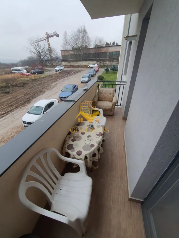 3 camere, Cartierul Gheorgheni, Iulius Mall, Bloc nou - GOLDNESS Imobiliare vă propune spre închiriere un apartament cu 3 camere complet mobilat și utilat, la etajul 1 într-un imobil de 6 etaje, în Cartierul Gheorgheni Dispune de loc de parcare! Se află în apropierea stațiilor de transport în comun, magazine, restaurante, spații verzi, farmacii, etc. Apartamentul este compartimentat astfel: - 2 dormitoare separate cu pat(uri) de o persoana, dulap, etc. - living spatios cu pat matrimonial, fotolii, comode, masuta - bucatarie cu mobile noua, cuptor cu microunde, combina frigorigica, masa cu scaune, etc. - 2 bai – una cu cabina de dus cu hidomasaj, masina de spalat haine, etc. cealata cu baie de serviciu - hol – cu pantofar, cuier, dulap mare - balcon 6mp. Apartamentul complet mobilat si utilat (termopane, centrala proprie, izolatie termina, internet prin fibra optica, etc.) Dacă sunteți interesați de acest apartament și doriți să îl vizionați, dar și pentru alte oferte nu ezitați să ne contactați telefonic sau prin e-mail. Vă stăm la dispoziție! Pentru intermediere se percepe un comision de 50% din prețul chiriei! }}