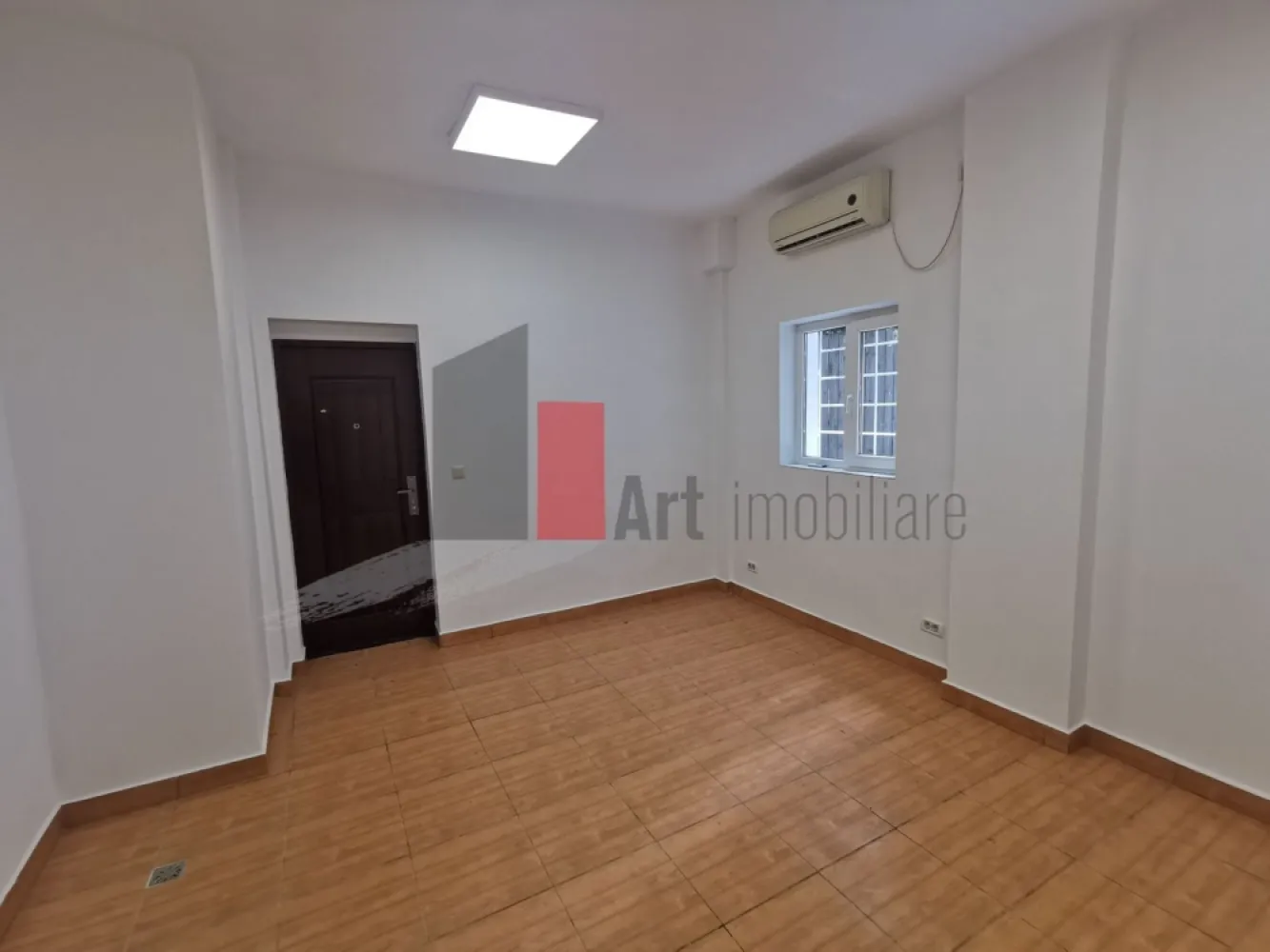 %0 Comision Spatiu comercial de inchiriat in zona Kogalniceanu/Cismigiu - Spațiu Comercial Ultracentral – Zona Cișmigiu – Kogălniceanu, 57 Mp Utili

Vă Propunem Spre Închiriere Un Spațiu Comercial Situat În Zona Cișmigiu – Kogălniceanu, Una Dintre Cele Mai Căutate Și Dinamice Zone Ultracentrale Ale Capitalei, Beneficiind De Trafic Pietonal Intens, Vizibilitate Foarte Bună Și Acces Facil Către Principalele Artere Ale Orașului.

Amplasarea În Apropierea Parcului Cișmigiu, A Facultăților, Instituțiilor Publice, Clădirilor De Birouri Și A Zonelor Rezidențiale Conferă Proprietății Un Potențial Comercial Ridicat Și O Expunere Excelentă.

Spațiul Dispune De O Suprafață Utilă Totală De Aproximativ 57 Mp, Compartimentată Pe Două Niveluri:

• 47 Mp Utili La Parter;
• 10 Mp Utili La Subsol.

Parterul Beneficiază De O Vitrină Stradală Cu O Deschidere De Aproximativ 4 Metri Liniari, Oferind Expunere Directă Către Zona De Trafic Și Vizibilitate Excelentă Pentru Orice Activitate Comercială.

Proprietatea A Fost Recent Renovată, Beneficiind De Finisaje Moderne Și De Un Spațiu Funcțional, Pregătit Pentru Amenajarea În Funcție De Specificul Activității Viitorului Chiriaș. Subsolul Poate Fi Utilizat Ca Spațiu De Depozitare, Arhivă Sau Spațiu Tehnic.

Dotări Și Avantaje:

• Curent Electric;
• Apă Curentă;
• Canalizare;
• Vitrină Stradală De Aproximativ 4 Ml;
• Spațiu Recent Renovat;
• Compartimentare Eficientă Pe Două Niveluri;
• Zonă Ultracentrală Cișmigiu – Kogălniceanu;
• Trafic Pietonal Intens;
• Vizibilitate Foarte Bună;
• Acces Facil Pentru Aprovizionare Și Activitatea Curentă;
• Documente De Spațiu Comercial.

Datorită Configurației Și Poziționării Sale, Spațiul Este Pretabil Pentru Diverse Activități Comerciale Sau De Servicii, Precum:

• Cafenea;
• Takeaway;
• Laborator De Patiserie Sau Cofetărie;
• Magazin De Specialitate;
• Showroom;
• Birou Cu Activitate Comercială;
• Salon De Înfrumusețare;
• Cabinet De Servicii;
• Atelier Sau Alte Activități Comerciale.

Poziționarea În Zona Cișmigiu – Kogălniceanu, Traficul Pietonal Intens Și Flexibilitatea Spațiului Reprezintă Avantaje Importante Pentru Antreprenorii Care Își Doresc O Locație Cu Vizibilitate Ridicată Și Potențial Comercial Real.