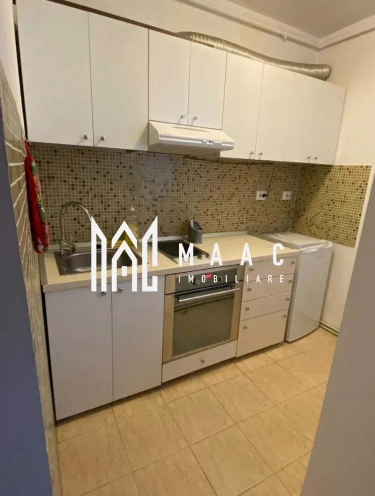 Apartament 1 cameră decomandat | Central, Sibiu | 31 mp, balcon - Apartament de vânzare cu 1 cameră decomandată în zona Centrală din Sibiu, cu 31 mp utili, balcon de 4 mp și poziționare la etajul 8 din 9, într-un bloc cu lift.

Detalii proprietate:
• Suprafață utilă: 31 mp
• Suprafață construită: 37,2 mp
• Suprafață totală: 35 mp
• Compartimentare: decomandat
• Etaj 8 din 9, bloc cu lift
• An construcție: 1980
• Stare interioară: bună
• Construcție finalizată, structură din cărămidă
• 1 baie și 1 bucătărie
• Balcon de 4 mp
• Se vinde ca în poze
• Bloc recent reabilitat termic, cu îmbunătățiri la spațiile comune interioare și ascensoare noi

Zonă și acces:
Proprietatea este amplasată în zona Centrală a Sibiului, iar descrierea existentă menționează acces la multiple facilități în apropiere. Poziționarea centrală susține un stil de viață urban, cu acces facil către punctele de interes ale orașului.

Pentru detalii suplimentare și programarea unei vizionări, contactați echipa MAAC Imobiliare și menționați Cod anunț CP3211869.

Conținut optimizat cu AI, aprobat de agent uman.