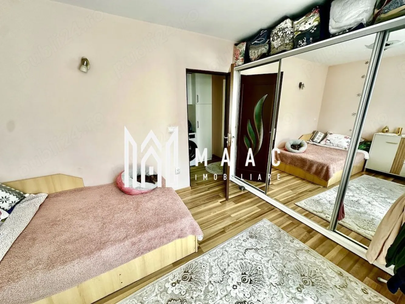 Apartament 2 camere decomandat | 1 Mai, Râmnicu Vâlcea | 47 mp, etaj 1 - Apartament cu 2 camere decomandat în zona 1 Mai din Râmnicu Vâlcea, la etajul 1 din 4, renovat, mobilat și utilat, potrivit pentru mutare imediată.

Detalii proprietate:
• Suprafață utilă: 47 mp
• Suprafață construită: 56,4 mp
• Compartimentare: decomandat
• Etaj 1 din 4
• 1 baie, 1 bucătărie, 1 balcon
• An construcție: 1970
• Stare interioară: renovat
• Bloc finalizat, structură din cărămidă
• Se vinde mobilat și utilat
• Centrală termică proprie

Zonă și acces:
Proprietatea este amplasată în zona 1 Mai, cu acces rapid către Centrul Civic, la aproximativ 8 minute de mers pe jos. Lidl, centrul comercial, stațiile de transport în comun, restaurantele, cafenelele, școlile și grădinițele sunt la câteva minute, iar zona beneficiază de spații verzi amenajate, alei pietonale reabilitate și iluminat public nou.

Pentru detalii suplimentare și programarea unei vizionări, contactați echipa MAAC Imobiliare și menționați Cod anunț CP3213288.

Conținut optimizat cu AI, aprobat de agent uman.