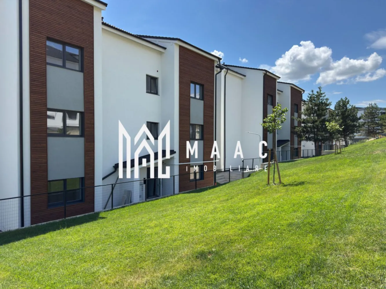 Apartament 2 camere decomandat | DaVinci, Cristian | 46 mp, etaj 1 - Apartament cu 2 camere decomandat în Cartierul DaVinci, Cristian, situat la etajul 1 al unui imobil finalizat în 2025, potrivit pentru cei care caută o locuință nouă, cu balcon și loc de parcare.

Detalii proprietate:
• Suprafață utilă: 46 mp
• Compartimentare: living cu bucătărie open-space, dormitor, baie și balcon de 3,4 mp
• Etaj 1 din 2
• 1 baie, 1 bucătărie, 1 dormitor
• Apartament finalizat, cu predare la stadiul de alb
• Posibilitate de predare la cheie, în funcție de preferințe
• 1 loc de parcare
• Orientare Sud-Est
• Construcție din 2025

Cartierul DaVinci este un ansamblu rezidențial modern, remarcat prin arhitectura contemporană, spațiile verzi generoase și accesul facil către principalele puncte de interes din zonă. Poziționarea apartamentului într-un cartier nou oferă un cadru bine organizat și un plus de confort pentru viața de zi cu zi.

Pentru detalii suplimentare și programarea unei vizionări, contactați echipa MAAC Imobiliare și menționați Cod anunț CP3213508.

Conținut optimizat cu AI, aprobat de agent uman.