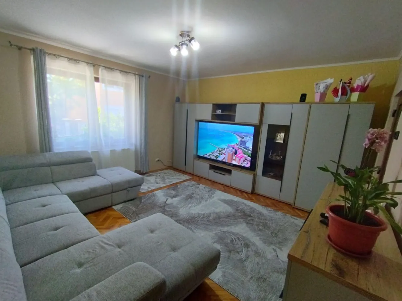 BRASADAS vinde casă cu etaj in zona Lidl. - Agenția imobiliara BRASADAS vinde casă solidă din cărămidă tip parter + etaj, în suprafață de 152mp, beci, anexă, grădină, 3 camere, baie, cămară alimente, bucătărie, 2 dormitoare la etaj, spălătorie sub casă scării, cameră de zi, două dormitoare le etaj din care una cu terasă, apă, gaz, curent, canalizare, cablu tv, internet, centrală, termopan, faianță gresie parțial, terasă în curte, acces din curte cu două intrări, acces auto, izolat total, acoperiș nou. Suprafața totală 533mp. Www.brasadas.com. }}