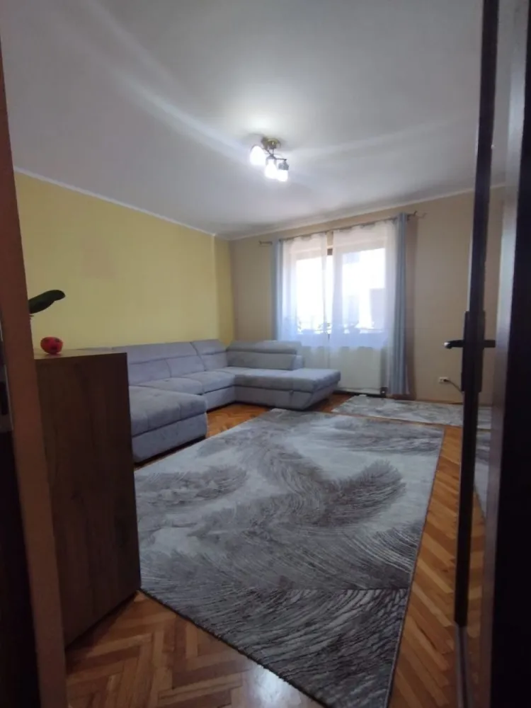 BRASADAS vinde casă cu etaj in zona Lidl. - Agenția imobiliara BRASADAS vinde casă solidă din cărămidă tip parter + etaj, în suprafață de 152mp, beci, anexă, grădină, 3 camere, baie, cămară alimente, bucătărie, 2 dormitoare la etaj, spălătorie sub casă scării, cameră de zi, două dormitoare le etaj din care una cu terasă, apă, gaz, curent, canalizare, cablu tv, internet, centrală, termopan, faianță gresie parțial, terasă în curte, acces din curte cu două intrări, acces auto, izolat total, acoperiș nou. Suprafața totală 533mp. Www.brasadas.com. }}