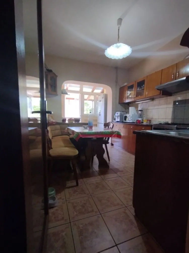 BRASADAS vinde casă cu etaj in zona Lidl. - Agenția imobiliara BRASADAS vinde casă solidă din cărămidă tip parter + etaj, în suprafață de 152mp, beci, anexă, grădină, 3 camere, baie, cămară alimente, bucătărie, 2 dormitoare la etaj, spălătorie sub casă scării, cameră de zi, două dormitoare le etaj din care una cu terasă, apă, gaz, curent, canalizare, cablu tv, internet, centrală, termopan, faianță gresie parțial, terasă în curte, acces din curte cu două intrări, acces auto, izolat total, acoperiș nou. Suprafața totală 533mp. Www.brasadas.com. }}