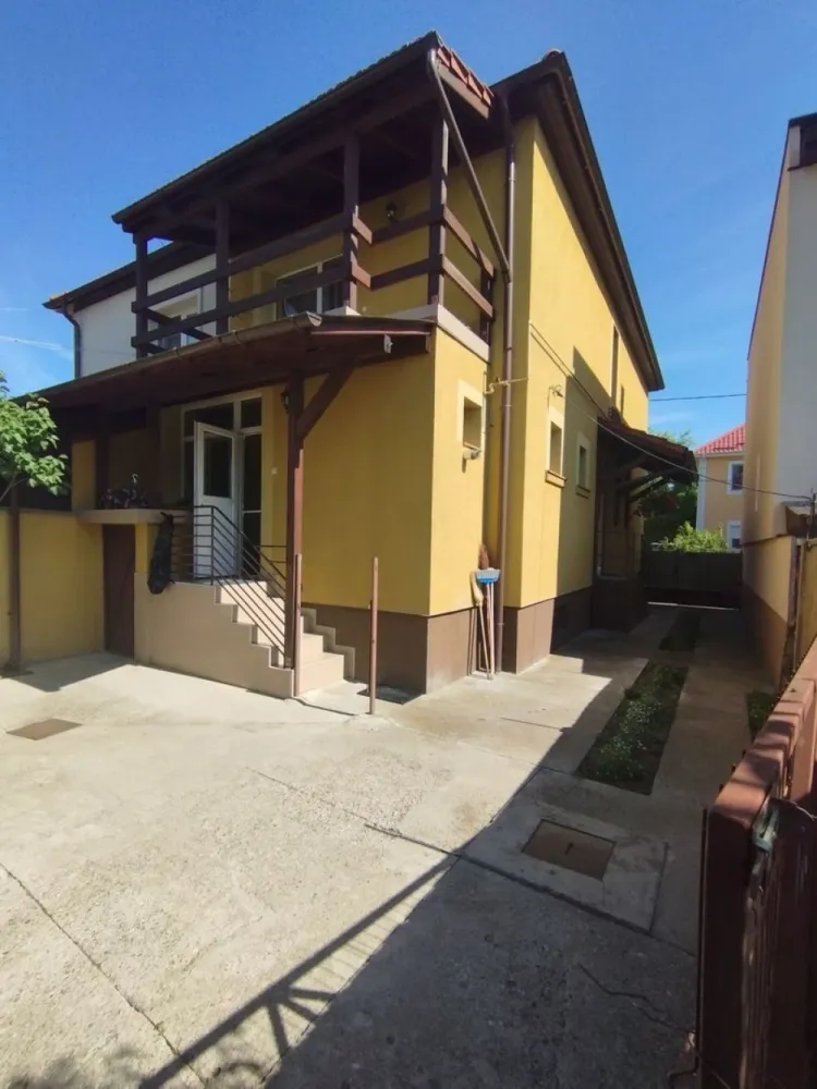 BRASADAS vinde casă cu etaj in zona Lidl. - Agenția imobiliara BRASADAS vinde casă solidă din cărămidă tip parter + etaj, în suprafață de 152mp, beci, anexă, grădină, 3 camere, baie, cămară alimente, bucătărie, 2 dormitoare la etaj, spălătorie sub casă scării, cameră de zi, două dormitoare le etaj din care una cu terasă, apă, gaz, curent, canalizare, cablu tv, internet, centrală, termopan, faianță gresie parțial, terasă în curte, acces din curte cu două intrări, acces auto, izolat total, acoperiș nou. Suprafața totală 533mp. Www.brasadas.com. }}