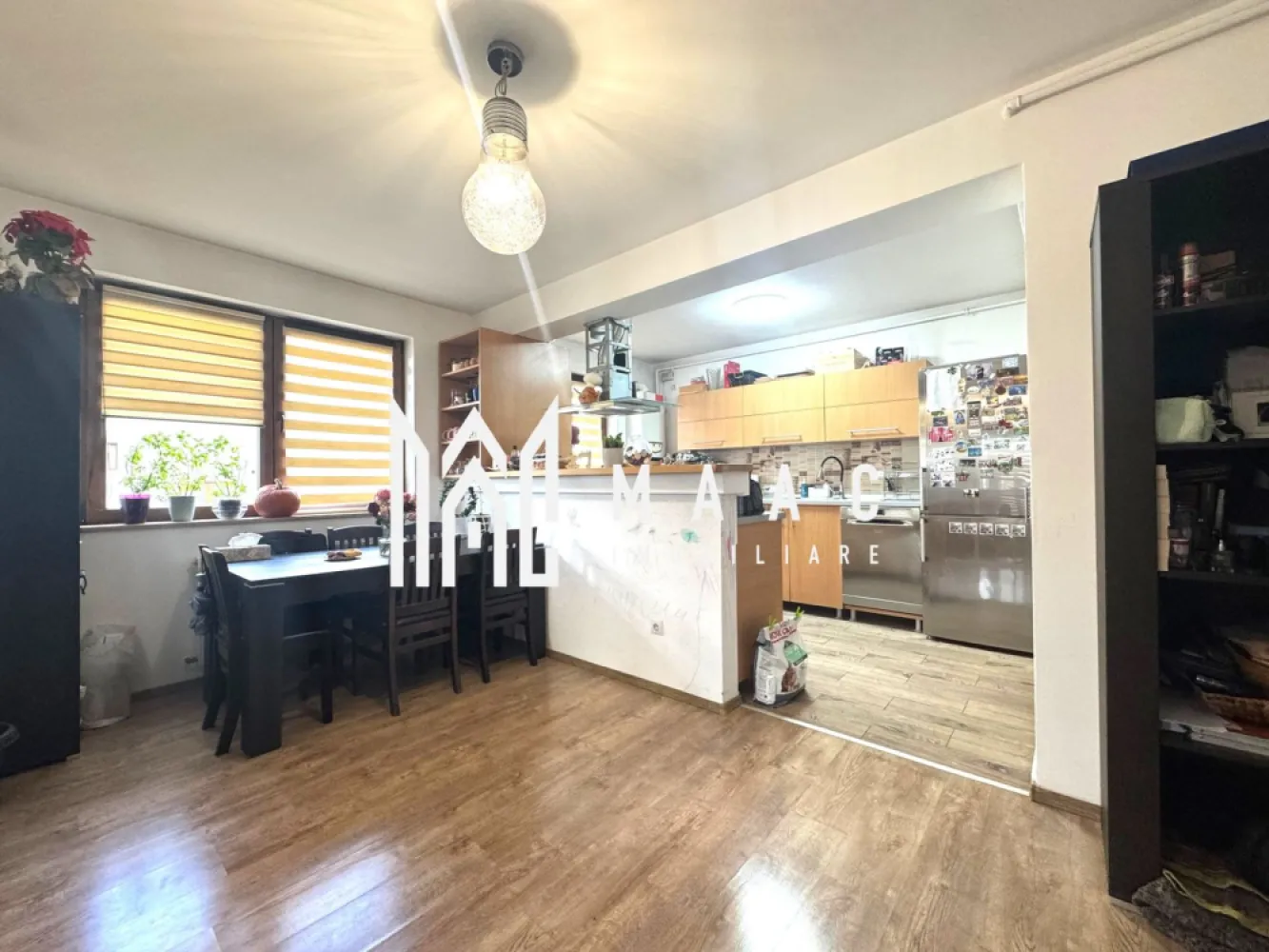 Apartament 3 camere I Cartierul Arhitecților - Maac Imobiliare vă propune spre vânzare un apartament spațios, luminos și excelent compartimentat, situat într-o zonă liniștită și foarte bine conectată . Caracteristici principale: • 2 dormitoare confortabile • 1 living generos • 2 băi • 1 bucătărie open-space cu zona de dining despărțit de living printr-un geam securizat care se glisează • 2 balcoane de 8 mp și 12 mp • Loc de parcare inclus • Complet mobilat și utilat • Necesită doar mici renovări – ideal pentru personalizare după preferințe Pentru detalii suplimentare vă rugăm să menționați telefonic ID-ul anunțului: CP2824008 }}