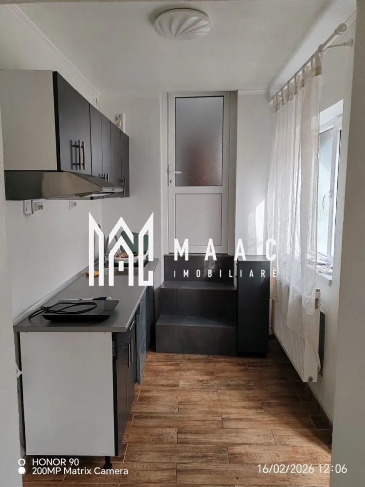 Exceptional - Casa verde de închiriat în Săliște Jud Sibiu - Casa Verde: Oază de Liniște și Eficiență în Inima Săliștii În inima Săliștii Sibiului, pe o străduță adormită, departe de vâjâitul mașinilor, se ascunde o comoară modernă: Casa Verde. Aceasta nu este doar o casă; este o promisiune de viață liniștită, confortabilă și inteligentă, la doar câțiva pași de animația centrală a localității. Un Refugiu cu Suflet Intrați pe o alee privată și veți descoperi o curte generoasă, unde o viță de vie bătrână împletește o boltă naturală de frunze. Aici, vara este mereu mai răcoroasă, iar intimitatea este absolută. Este spațiul perfect pentru o cafea de dimineață sau o cină în aer liber, învăluit doar de șoaptele vântului și trilul păsărilor. Deschideți Ușa Către Confort Modern Casa, renovată complet de la fundație la acoperiș, vă întâmpină cu o lumină caldă și spații deschise. * Livingul larg, cu parchet cald și geamuri termopan mari, se deschide spre grădină. * Cele trei dormitoare oferă liniște și intimitate, fiecare având acces la baie. * Bucătăria modernă, dotată cu electrocasnice și finisată cu gresie de calitate, este punctul central al vieții de familie. * Cele două băi noi, cu încălzire în pardoseală, transformă fiecare dimineață într-un ritual de relaxare. Eficiență și Autonomie: Viitorul Locuinței Această casă vă vorbește nu doar despre estetică, ci și despre inteligență. Este echipată cu un sistem PREMIUM care reduce drastic costurile și amprenta ecologică: * Panouri fotovoltaice (3.7 kW) care transformă soarele în energie curată. * Pompă de căldură și încălzire în pardoseală pentru un confort termic uniform și costuri minime. * Eficiență energetică maximă datorită izolației, termopanelor și ușilor noi. O Oportunitate Rară Casa Verde” este mai mult decât o chirie; este o investiție într-o calitate a vieții superioară. * Locație de excepție**: cea mai bună zonă, liniștită, cu vecini minunați, dar extrem de accesibilă. * Gata de locuit: Mobilier nou, finisaje superioare. Nu sunt necesare investiții suplimentare. * Independență parțială: Scăpați de grija facturilor exorbitante la energie. * Versatilitate: Perfectă pentru locuire permanentă, pentru o familie care caută liniște, sau ca o casă de vacanță de elită. Proprietarul unic dorește să găsească pe cineva care să prețuiască această oază. Proprietatea este disponibilă imediat. Pentru a simți atmosfera și a programa o vizionare, care vă va convinge că acesta este locul unde vă aparțineți, nu ezitați să mă contactați. Pentru mai multe detalii precizati telefonic ca ati vazut anuntul cu ID CP2988237 }}