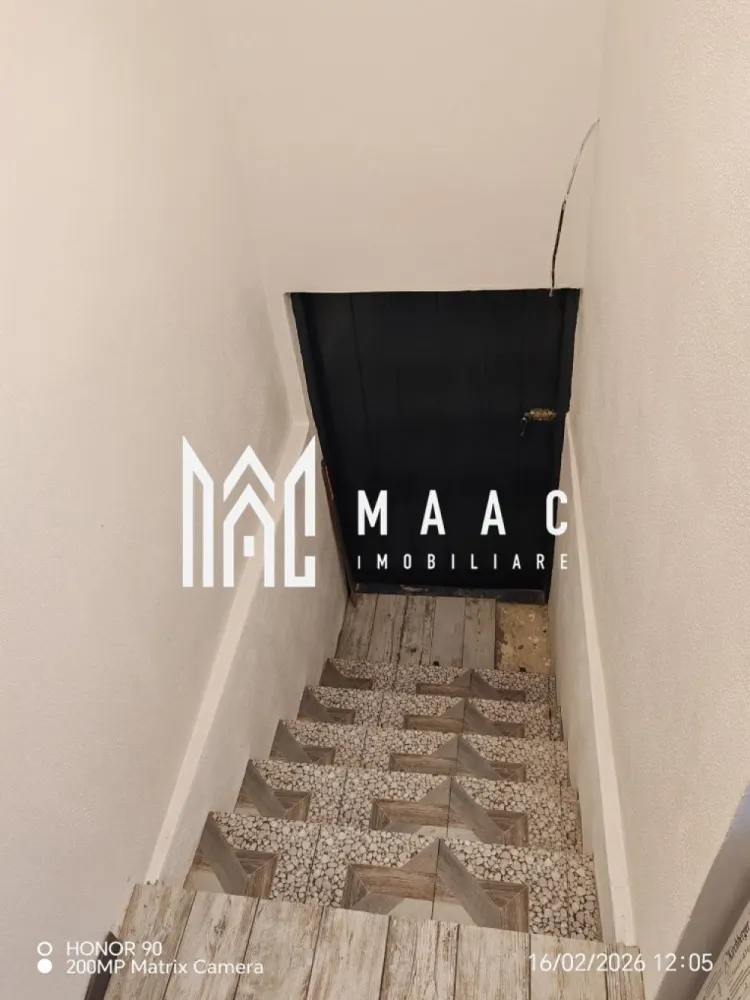 Exceptional - Casa verde de închiriat în Săliște Jud Sibiu - Casa Verde: Oază de Liniște și Eficiență în Inima Săliștii În inima Săliștii Sibiului, pe o străduță adormită, departe de vâjâitul mașinilor, se ascunde o comoară modernă: Casa Verde. Aceasta nu este doar o casă; este o promisiune de viață liniștită, confortabilă și inteligentă, la doar câțiva pași de animația centrală a localității. Un Refugiu cu Suflet Intrați pe o alee privată și veți descoperi o curte generoasă, unde o viță de vie bătrână împletește o boltă naturală de frunze. Aici, vara este mereu mai răcoroasă, iar intimitatea este absolută. Este spațiul perfect pentru o cafea de dimineață sau o cină în aer liber, învăluit doar de șoaptele vântului și trilul păsărilor. Deschideți Ușa Către Confort Modern Casa, renovată complet de la fundație la acoperiș, vă întâmpină cu o lumină caldă și spații deschise. * Livingul larg, cu parchet cald și geamuri termopan mari, se deschide spre grădină. * Cele trei dormitoare oferă liniște și intimitate, fiecare având acces la baie. * Bucătăria modernă, dotată cu electrocasnice și finisată cu gresie de calitate, este punctul central al vieții de familie. * Cele două băi noi, cu încălzire în pardoseală, transformă fiecare dimineață într-un ritual de relaxare. Eficiență și Autonomie: Viitorul Locuinței Această casă vă vorbește nu doar despre estetică, ci și despre inteligență. Este echipată cu un sistem PREMIUM care reduce drastic costurile și amprenta ecologică: * Panouri fotovoltaice (3.7 kW) care transformă soarele în energie curată. * Pompă de căldură și încălzire în pardoseală pentru un confort termic uniform și costuri minime. * Eficiență energetică maximă datorită izolației, termopanelor și ușilor noi. O Oportunitate Rară Casa Verde” este mai mult decât o chirie; este o investiție într-o calitate a vieții superioară. * Locație de excepție**: cea mai bună zonă, liniștită, cu vecini minunați, dar extrem de accesibilă. * Gata de locuit: Mobilier nou, finisaje superioare. Nu sunt necesare investiții suplimentare. * Independență parțială: Scăpați de grija facturilor exorbitante la energie. * Versatilitate: Perfectă pentru locuire permanentă, pentru o familie care caută liniște, sau ca o casă de vacanță de elită. Proprietarul unic dorește să găsească pe cineva care să prețuiască această oază. Proprietatea este disponibilă imediat. Pentru a simți atmosfera și a programa o vizionare, care vă va convinge că acesta este locul unde vă aparțineți, nu ezitați să mă contactați. Pentru mai multe detalii precizati telefonic ca ati vazut anuntul cu ID CP2988237 }}