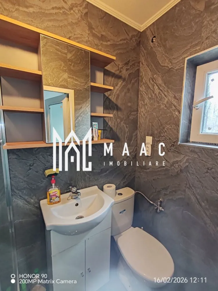 Exceptional - Casa verde de închiriat în Săliște Jud Sibiu - Casa Verde: Oază de Liniște și Eficiență în Inima Săliștii În inima Săliștii Sibiului, pe o străduță adormită, departe de vâjâitul mașinilor, se ascunde o comoară modernă: Casa Verde. Aceasta nu este doar o casă; este o promisiune de viață liniștită, confortabilă și inteligentă, la doar câțiva pași de animația centrală a localității. Un Refugiu cu Suflet Intrați pe o alee privată și veți descoperi o curte generoasă, unde o viță de vie bătrână împletește o boltă naturală de frunze. Aici, vara este mereu mai răcoroasă, iar intimitatea este absolută. Este spațiul perfect pentru o cafea de dimineață sau o cină în aer liber, învăluit doar de șoaptele vântului și trilul păsărilor. Deschideți Ușa Către Confort Modern Casa, renovată complet de la fundație la acoperiș, vă întâmpină cu o lumină caldă și spații deschise. * Livingul larg, cu parchet cald și geamuri termopan mari, se deschide spre grădină. * Cele trei dormitoare oferă liniște și intimitate, fiecare având acces la baie. * Bucătăria modernă, dotată cu electrocasnice și finisată cu gresie de calitate, este punctul central al vieții de familie. * Cele două băi noi, cu încălzire în pardoseală, transformă fiecare dimineață într-un ritual de relaxare. Eficiență și Autonomie: Viitorul Locuinței Această casă vă vorbește nu doar despre estetică, ci și despre inteligență. Este echipată cu un sistem PREMIUM care reduce drastic costurile și amprenta ecologică: * Panouri fotovoltaice (3.7 kW) care transformă soarele în energie curată. * Pompă de căldură și încălzire în pardoseală pentru un confort termic uniform și costuri minime. * Eficiență energetică maximă datorită izolației, termopanelor și ușilor noi. O Oportunitate Rară Casa Verde” este mai mult decât o chirie; este o investiție într-o calitate a vieții superioară. * Locație de excepție**: cea mai bună zonă, liniștită, cu vecini minunați, dar extrem de accesibilă. * Gata de locuit: Mobilier nou, finisaje superioare. Nu sunt necesare investiții suplimentare. * Independență parțială: Scăpați de grija facturilor exorbitante la energie. * Versatilitate: Perfectă pentru locuire permanentă, pentru o familie care caută liniște, sau ca o casă de vacanță de elită. Proprietarul unic dorește să găsească pe cineva care să prețuiască această oază. Proprietatea este disponibilă imediat. Pentru a simți atmosfera și a programa o vizionare, care vă va convinge că acesta este locul unde vă aparțineți, nu ezitați să mă contactați. Pentru mai multe detalii precizati telefonic ca ati vazut anuntul cu ID CP2988237 }}