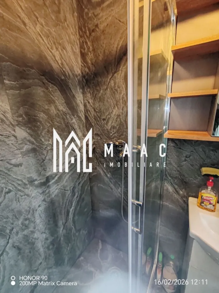 Exceptional - Casa verde de închiriat în Săliște Jud Sibiu - Casa Verde: Oază de Liniște și Eficiență în Inima Săliștii În inima Săliștii Sibiului, pe o străduță adormită, departe de vâjâitul mașinilor, se ascunde o comoară modernă: Casa Verde. Aceasta nu este doar o casă; este o promisiune de viață liniștită, confortabilă și inteligentă, la doar câțiva pași de animația centrală a localității. Un Refugiu cu Suflet Intrați pe o alee privată și veți descoperi o curte generoasă, unde o viță de vie bătrână împletește o boltă naturală de frunze. Aici, vara este mereu mai răcoroasă, iar intimitatea este absolută. Este spațiul perfect pentru o cafea de dimineață sau o cină în aer liber, învăluit doar de șoaptele vântului și trilul păsărilor. Deschideți Ușa Către Confort Modern Casa, renovată complet de la fundație la acoperiș, vă întâmpină cu o lumină caldă și spații deschise. * Livingul larg, cu parchet cald și geamuri termopan mari, se deschide spre grădină. * Cele trei dormitoare oferă liniște și intimitate, fiecare având acces la baie. * Bucătăria modernă, dotată cu electrocasnice și finisată cu gresie de calitate, este punctul central al vieții de familie. * Cele două băi noi, cu încălzire în pardoseală, transformă fiecare dimineață într-un ritual de relaxare. Eficiență și Autonomie: Viitorul Locuinței Această casă vă vorbește nu doar despre estetică, ci și despre inteligență. Este echipată cu un sistem PREMIUM care reduce drastic costurile și amprenta ecologică: * Panouri fotovoltaice (3.7 kW) care transformă soarele în energie curată. * Pompă de căldură și încălzire în pardoseală pentru un confort termic uniform și costuri minime. * Eficiență energetică maximă datorită izolației, termopanelor și ușilor noi. O Oportunitate Rară Casa Verde” este mai mult decât o chirie; este o investiție într-o calitate a vieții superioară. * Locație de excepție**: cea mai bună zonă, liniștită, cu vecini minunați, dar extrem de accesibilă. * Gata de locuit: Mobilier nou, finisaje superioare. Nu sunt necesare investiții suplimentare. * Independență parțială: Scăpați de grija facturilor exorbitante la energie. * Versatilitate: Perfectă pentru locuire permanentă, pentru o familie care caută liniște, sau ca o casă de vacanță de elită. Proprietarul unic dorește să găsească pe cineva care să prețuiască această oază. Proprietatea este disponibilă imediat. Pentru a simți atmosfera și a programa o vizionare, care vă va convinge că acesta este locul unde vă aparțineți, nu ezitați să mă contactați. Pentru mai multe detalii precizati telefonic ca ati vazut anuntul cu ID CP2988237 }}