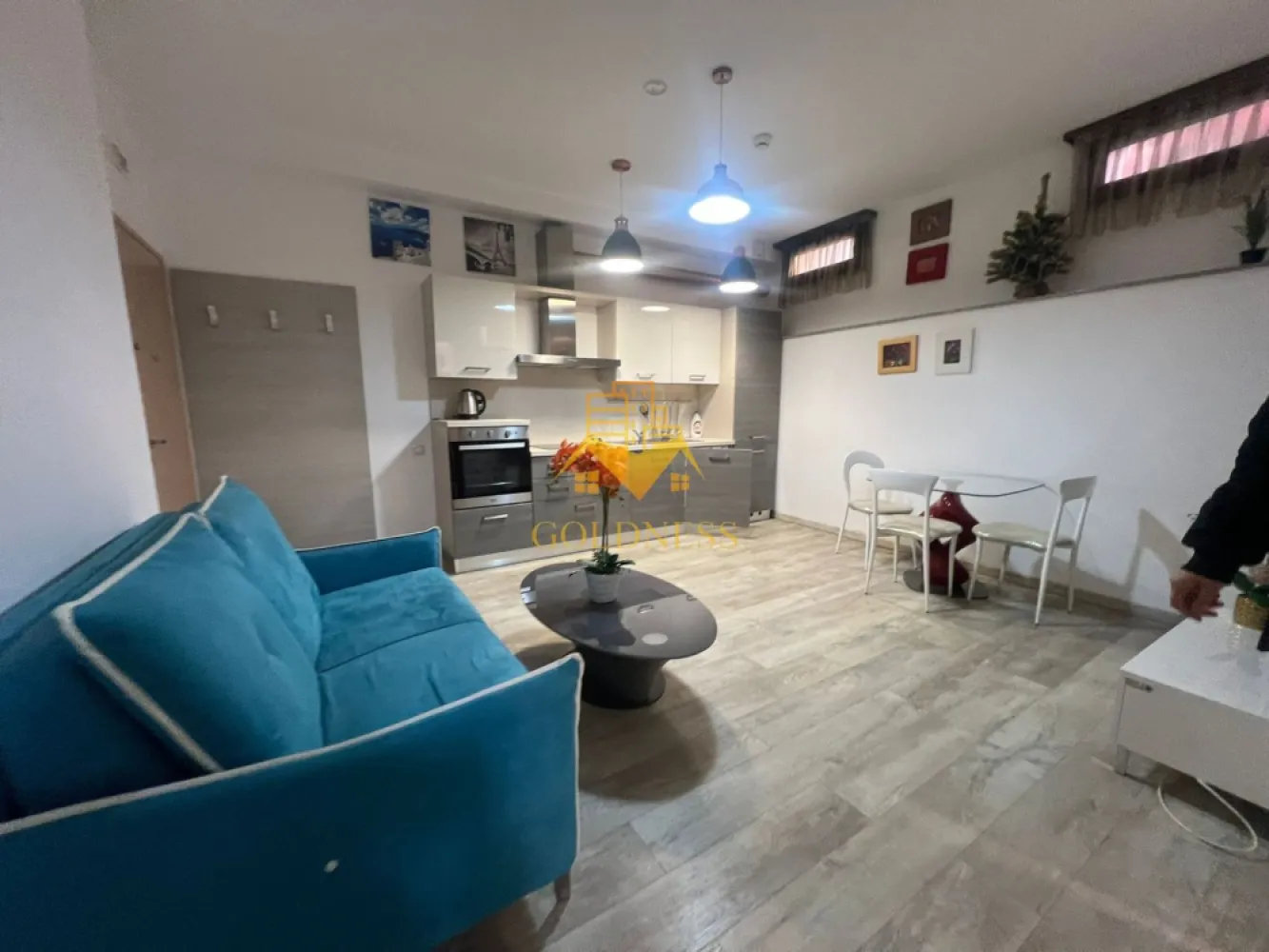 2 camere, Parcare, Centru, Piata Muzeului, Piata Unirii, Memo, UMF - GOLDNESS Imobiliare vă propune spre închiriere un apartament cu 2 camere open-space complet mobilat și utilat, la demisol într-un imobil de 2 etaje, în zona ultracentrala, la 15 min de UMF, 5 minute de Piata Unirii, strada Paul Chinezu. Se poate inchiria un loc de parcare in curtea interioara cu 50euro. GARANȚIE: se percep 2 garanții, cu posibilitatea plății eșalonat în 2/3 luni. Apartamentul este compartimentat astfel: - dormitor cu pat matrimonial, dressing, noptiere, birou. - living cu bucatarie open-space complet utilată si mobilata, canapea extensibla, loc de servit masa - baie cu dus walk-in, calorifer port prosop inox și dulap pentru depozitare. Imobilul este dotat cu toate cele necesare- termoficare, mașină de spălat haine, frigider, plită electrică, masina de spalat vase, hotă, TV, AC, etc. Se află în apropierea stațiilor de transport în comun, magazine, restaurante, spații verzi, farmacii, etc. Dacă sunteți interesați de acest apartament și doriți să îl vizionați, dar și pentru alte oferte sau detalii nu ezitați să ne contactați telefonic sau prin e-mail - goldnessimobiliare@gmail.com. Vă stăm la dispoziție! Pentru intermediere se percepe un comision de 50% din prețul chiriei! }}