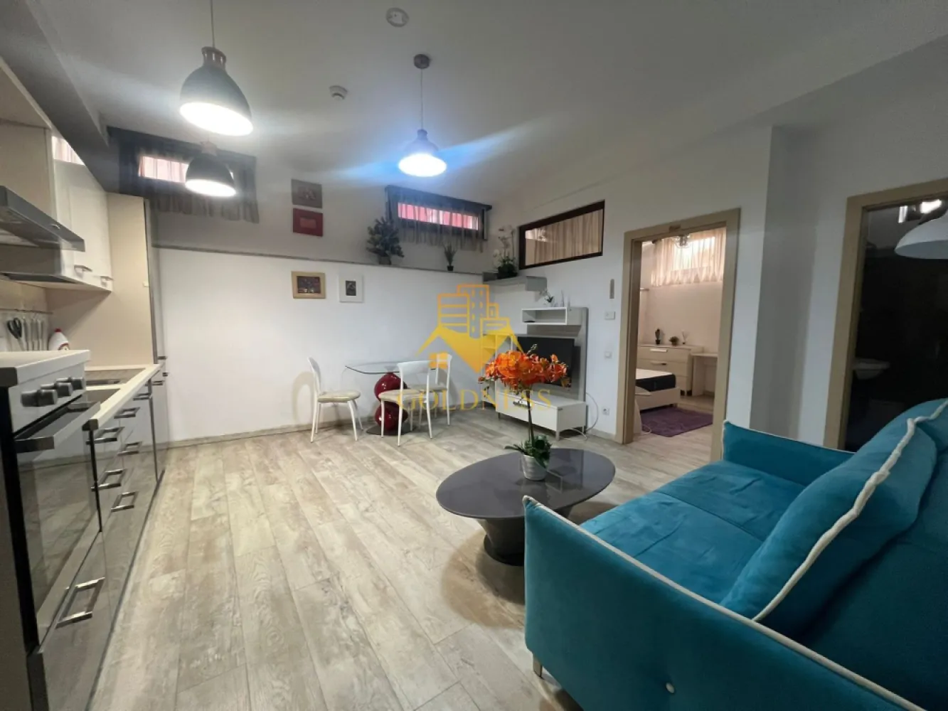 2 camere, Parcare, Centru, Piata Muzeului, Piata Unirii, Memo, UMF - GOLDNESS Imobiliare vă propune spre închiriere un apartament cu 2 camere open-space complet mobilat și utilat, la demisol într-un imobil de 2 etaje, în zona ultracentrala, la 15 min de UMF, 5 minute de Piata Unirii, strada Paul Chinezu. Se poate inchiria un loc de parcare in curtea interioara cu 50euro. GARANȚIE: se percep 2 garanții, cu posibilitatea plății eșalonat în 2/3 luni. Apartamentul este compartimentat astfel: - dormitor cu pat matrimonial, dressing, noptiere, birou. - living cu bucatarie open-space complet utilată si mobilata, canapea extensibla, loc de servit masa - baie cu dus walk-in, calorifer port prosop inox și dulap pentru depozitare. Imobilul este dotat cu toate cele necesare- termoficare, mașină de spălat haine, frigider, plită electrică, masina de spalat vase, hotă, TV, AC, etc. Se află în apropierea stațiilor de transport în comun, magazine, restaurante, spații verzi, farmacii, etc. Dacă sunteți interesați de acest apartament și doriți să îl vizionați, dar și pentru alte oferte sau detalii nu ezitați să ne contactați telefonic sau prin e-mail - goldnessimobiliare@gmail.com. Vă stăm la dispoziție! Pentru intermediere se percepe un comision de 50% din prețul chiriei! }}