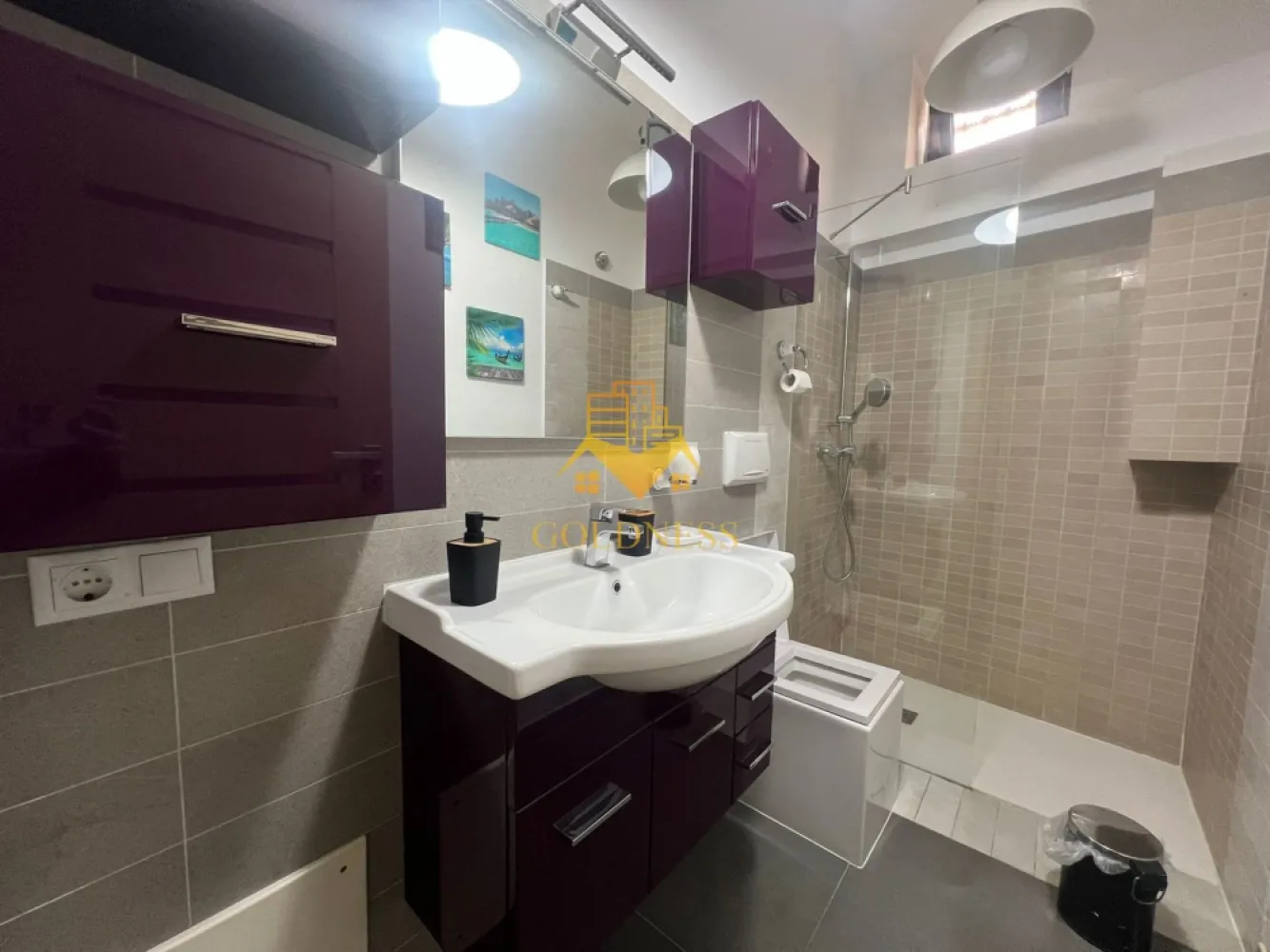 2 camere, Parcare, Centru, Piata Muzeului, Piata Unirii, Memo, UMF - GOLDNESS Imobiliare vă propune spre închiriere un apartament cu 2 camere open-space complet mobilat și utilat, la demisol într-un imobil de 2 etaje, în zona ultracentrala, la 15 min de UMF, 5 minute de Piata Unirii, strada Paul Chinezu. Se poate inchiria un loc de parcare in curtea interioara cu 50euro. GARANȚIE: se percep 2 garanții, cu posibilitatea plății eșalonat în 2/3 luni. Apartamentul este compartimentat astfel: - dormitor cu pat matrimonial, dressing, noptiere, birou. - living cu bucatarie open-space complet utilată si mobilata, canapea extensibla, loc de servit masa - baie cu dus walk-in, calorifer port prosop inox și dulap pentru depozitare. Imobilul este dotat cu toate cele necesare- termoficare, mașină de spălat haine, frigider, plită electrică, masina de spalat vase, hotă, TV, AC, etc. Se află în apropierea stațiilor de transport în comun, magazine, restaurante, spații verzi, farmacii, etc. Dacă sunteți interesați de acest apartament și doriți să îl vizionați, dar și pentru alte oferte sau detalii nu ezitați să ne contactați telefonic sau prin e-mail - goldnessimobiliare@gmail.com. Vă stăm la dispoziție! Pentru intermediere se percepe un comision de 50% din prețul chiriei! }}