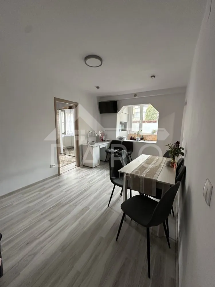 🏡 Apartament 2 camere | Mureșeni | De vanzare| 68.000 € 🔥 - 🏡 Apartament 2 camere | Mureșeni | Parter | Renovat | 68.000 € 🔥 📍 Târgu Mureș – Str. Hunedoara (lângă biserica ortodoxă) Dacă îți dorești un apartament curat, îngrijit și gata de mutare, într-o zonă liniștită – acesta poate fi alegerea perfectă 👇 ✨ Descriere: Apartament cu 2 camere, situat la parter, cu o suprafață de 44 mp utili, ideal atât pentru locuit, cât și pentru investiție. ✔ renovat recent (acum 3 ani) ✔ instalație electrică nouă ✔ izolat termic ✔ costuri reduse la întreținere 🛋️ Compartimentare: ✔ 2 camere (nedecomandate) ✔ bucătărie separată ✔ baie modernă ✔ hol ✔ cămară (spațiu de depozitare) ✔ balcon închis 🍽️ Bucătărie practică ✔ mobilată și utilată ✔ spațiu eficient 🛁 Baie renovată ✔ cabină de duș ✔ finisaje moderne 🔥 Confort: ✔ centrală termică proprie ✔ încălzire în pardoseală ✔ geamuri termopan ✔ ușă metalică 📍 Locație excelentă: ✔ zonă liniștită ✔ aproape de creșă, grădiniță și școală ✔ acces facil către oraș 💰 Preț: 68.000 € 📅 Disponibil imediat 📞 Detalii și vizionări: 📱 0749 535 729 💡 Ai nevoie de credit? Te ajut prin Kiwi Finance: ✔ analiză GRATUITĂ ✔ oferte din 12 bănci ✔ dobânzi negociate ✔ suport complet până la aprobare }}
