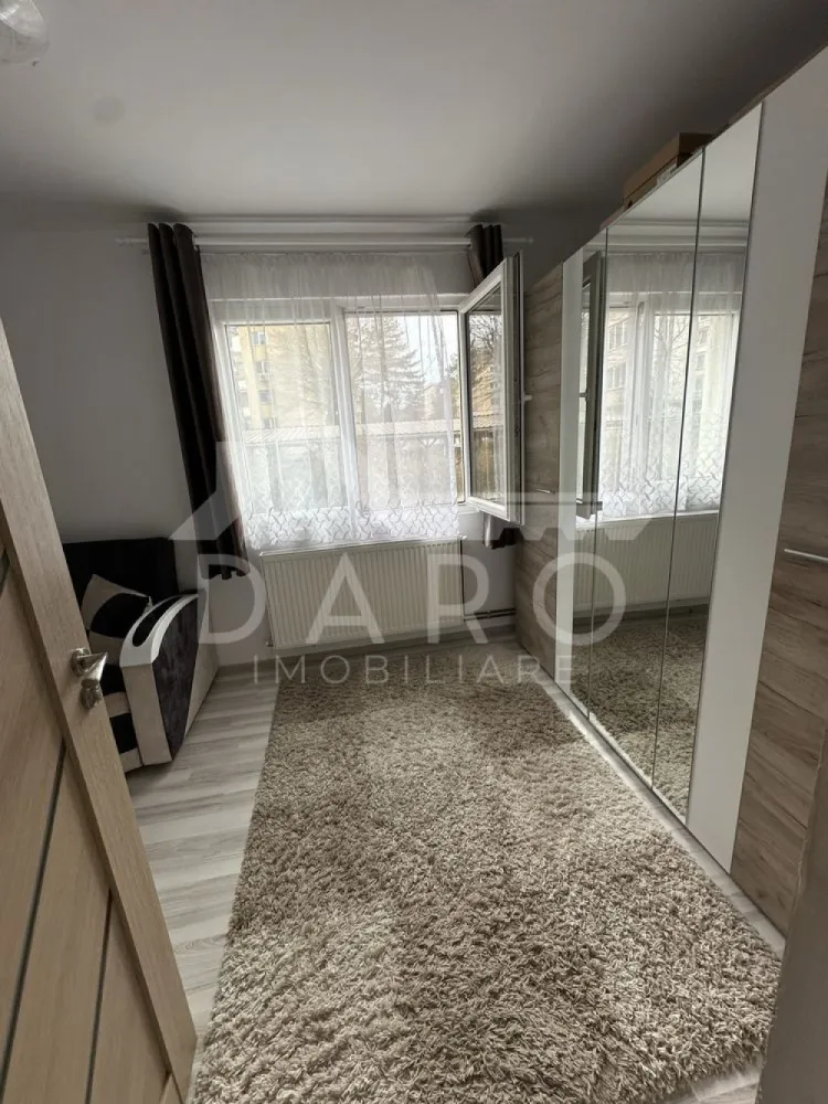 🏡 Apartament 2 camere | Mureșeni | De vanzare| 68.000 € 🔥 - 🏡 Apartament 2 camere | Mureșeni | Parter | Renovat | 68.000 € 🔥 📍 Târgu Mureș – Str. Hunedoara (lângă biserica ortodoxă) Dacă îți dorești un apartament curat, îngrijit și gata de mutare, într-o zonă liniștită – acesta poate fi alegerea perfectă 👇 ✨ Descriere: Apartament cu 2 camere, situat la parter, cu o suprafață de 44 mp utili, ideal atât pentru locuit, cât și pentru investiție. ✔ renovat recent (acum 3 ani) ✔ instalație electrică nouă ✔ izolat termic ✔ costuri reduse la întreținere 🛋️ Compartimentare: ✔ 2 camere (nedecomandate) ✔ bucătărie separată ✔ baie modernă ✔ hol ✔ cămară (spațiu de depozitare) ✔ balcon închis 🍽️ Bucătărie practică ✔ mobilată și utilată ✔ spațiu eficient 🛁 Baie renovată ✔ cabină de duș ✔ finisaje moderne 🔥 Confort: ✔ centrală termică proprie ✔ încălzire în pardoseală ✔ geamuri termopan ✔ ușă metalică 📍 Locație excelentă: ✔ zonă liniștită ✔ aproape de creșă, grădiniță și școală ✔ acces facil către oraș 💰 Preț: 68.000 € 📅 Disponibil imediat 📞 Detalii și vizionări: 📱 0749 535 729 💡 Ai nevoie de credit? Te ajut prin Kiwi Finance: ✔ analiză GRATUITĂ ✔ oferte din 12 bănci ✔ dobânzi negociate ✔ suport complet până la aprobare }}