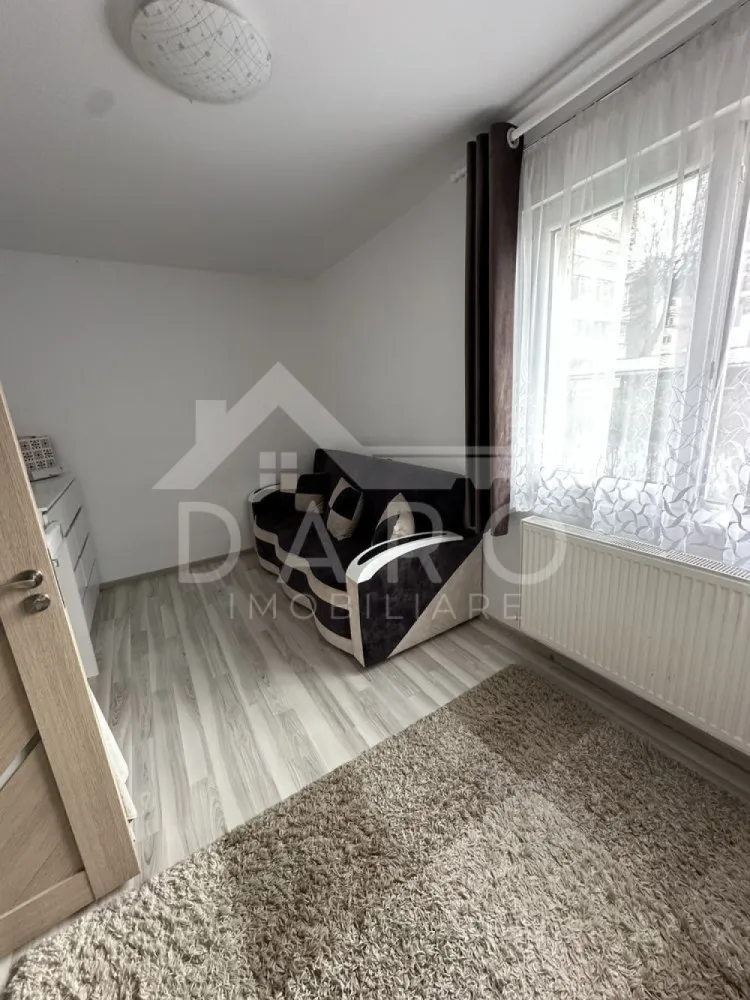 🏡 Apartament 2 camere | Mureșeni | De vanzare| 68.000 € 🔥 - 🏡 Apartament 2 camere | Mureșeni | Parter | Renovat | 68.000 € 🔥 📍 Târgu Mureș – Str. Hunedoara (lângă biserica ortodoxă) Dacă îți dorești un apartament curat, îngrijit și gata de mutare, într-o zonă liniștită – acesta poate fi alegerea perfectă 👇 ✨ Descriere: Apartament cu 2 camere, situat la parter, cu o suprafață de 44 mp utili, ideal atât pentru locuit, cât și pentru investiție. ✔ renovat recent (acum 3 ani) ✔ instalație electrică nouă ✔ izolat termic ✔ costuri reduse la întreținere 🛋️ Compartimentare: ✔ 2 camere (nedecomandate) ✔ bucătărie separată ✔ baie modernă ✔ hol ✔ cămară (spațiu de depozitare) ✔ balcon închis 🍽️ Bucătărie practică ✔ mobilată și utilată ✔ spațiu eficient 🛁 Baie renovată ✔ cabină de duș ✔ finisaje moderne 🔥 Confort: ✔ centrală termică proprie ✔ încălzire în pardoseală ✔ geamuri termopan ✔ ușă metalică 📍 Locație excelentă: ✔ zonă liniștită ✔ aproape de creșă, grădiniță și școală ✔ acces facil către oraș 💰 Preț: 68.000 € 📅 Disponibil imediat 📞 Detalii și vizionări: 📱 0749 535 729 💡 Ai nevoie de credit? Te ajut prin Kiwi Finance: ✔ analiză GRATUITĂ ✔ oferte din 12 bănci ✔ dobânzi negociate ✔ suport complet până la aprobare }}