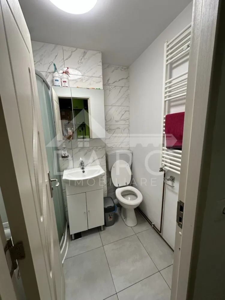 🏡 Apartament 2 camere | Mureșeni | De vanzare| 68.000 € 🔥 - 🏡 Apartament 2 camere | Mureșeni | Parter | Renovat | 68.000 € 🔥 📍 Târgu Mureș – Str. Hunedoara (lângă biserica ortodoxă) Dacă îți dorești un apartament curat, îngrijit și gata de mutare, într-o zonă liniștită – acesta poate fi alegerea perfectă 👇 ✨ Descriere: Apartament cu 2 camere, situat la parter, cu o suprafață de 44 mp utili, ideal atât pentru locuit, cât și pentru investiție. ✔ renovat recent (acum 3 ani) ✔ instalație electrică nouă ✔ izolat termic ✔ costuri reduse la întreținere 🛋️ Compartimentare: ✔ 2 camere (nedecomandate) ✔ bucătărie separată ✔ baie modernă ✔ hol ✔ cămară (spațiu de depozitare) ✔ balcon închis 🍽️ Bucătărie practică ✔ mobilată și utilată ✔ spațiu eficient 🛁 Baie renovată ✔ cabină de duș ✔ finisaje moderne 🔥 Confort: ✔ centrală termică proprie ✔ încălzire în pardoseală ✔ geamuri termopan ✔ ușă metalică 📍 Locație excelentă: ✔ zonă liniștită ✔ aproape de creșă, grădiniță și școală ✔ acces facil către oraș 💰 Preț: 68.000 € 📅 Disponibil imediat 📞 Detalii și vizionări: 📱 0749 535 729 💡 Ai nevoie de credit? Te ajut prin Kiwi Finance: ✔ analiză GRATUITĂ ✔ oferte din 12 bănci ✔ dobânzi negociate ✔ suport complet până la aprobare }}